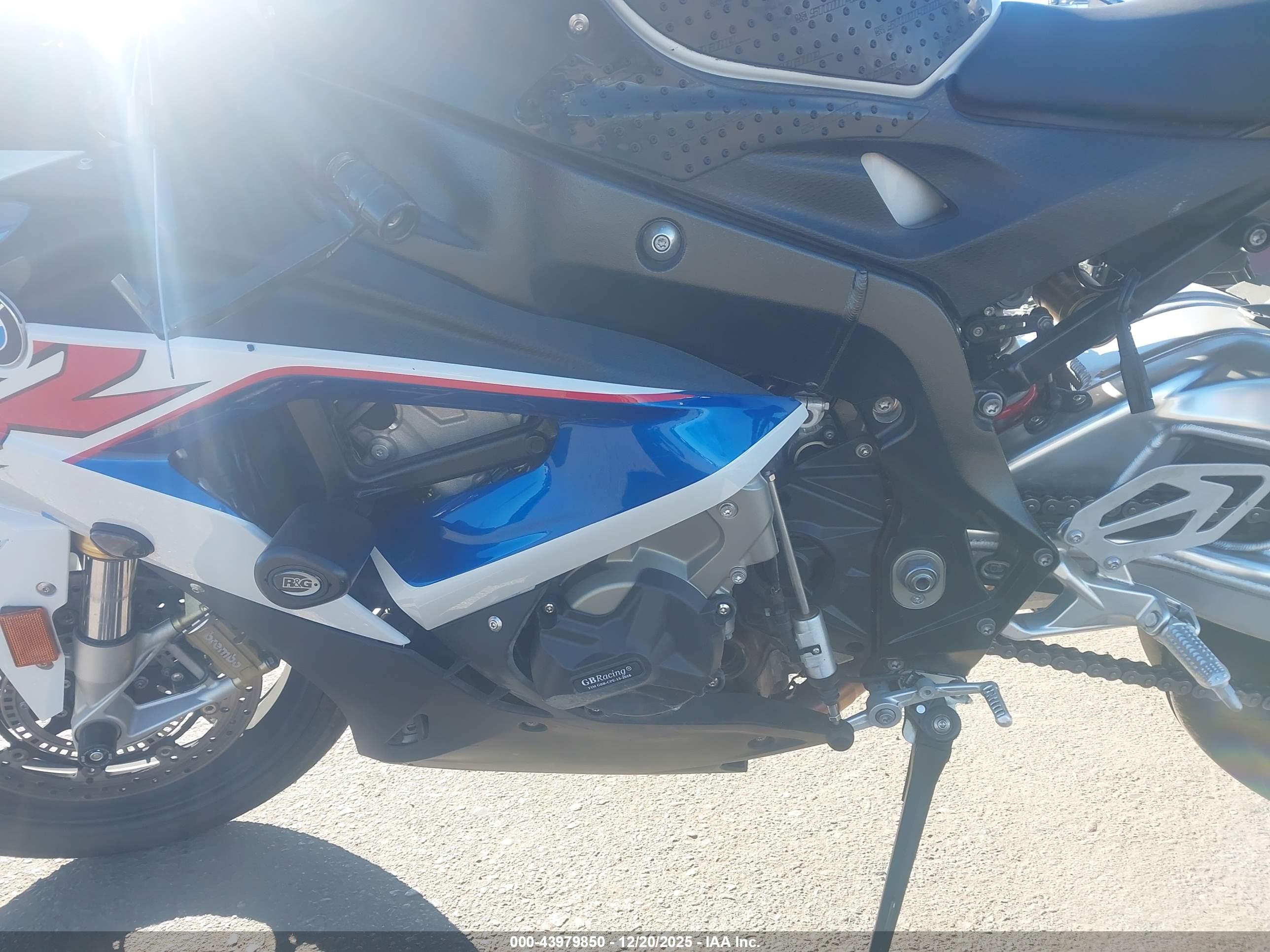 BMW S image 9