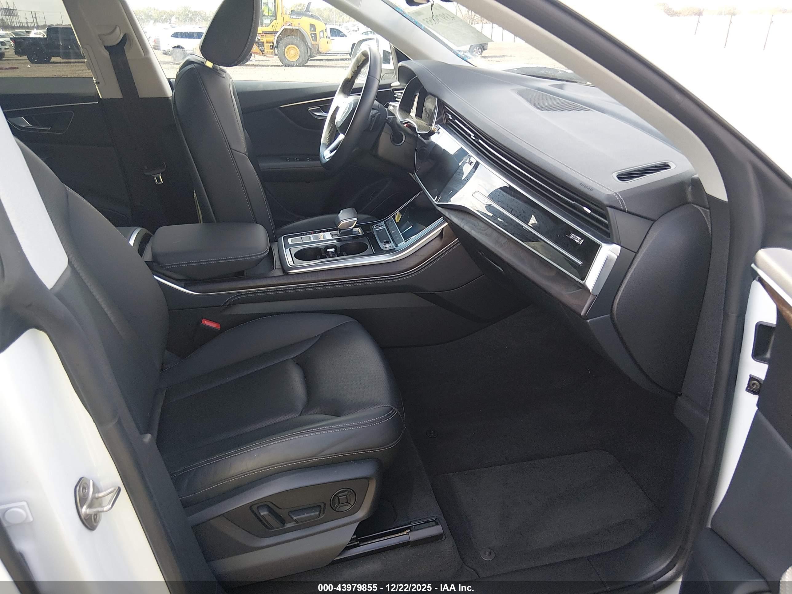 AUDI Q8 image 5