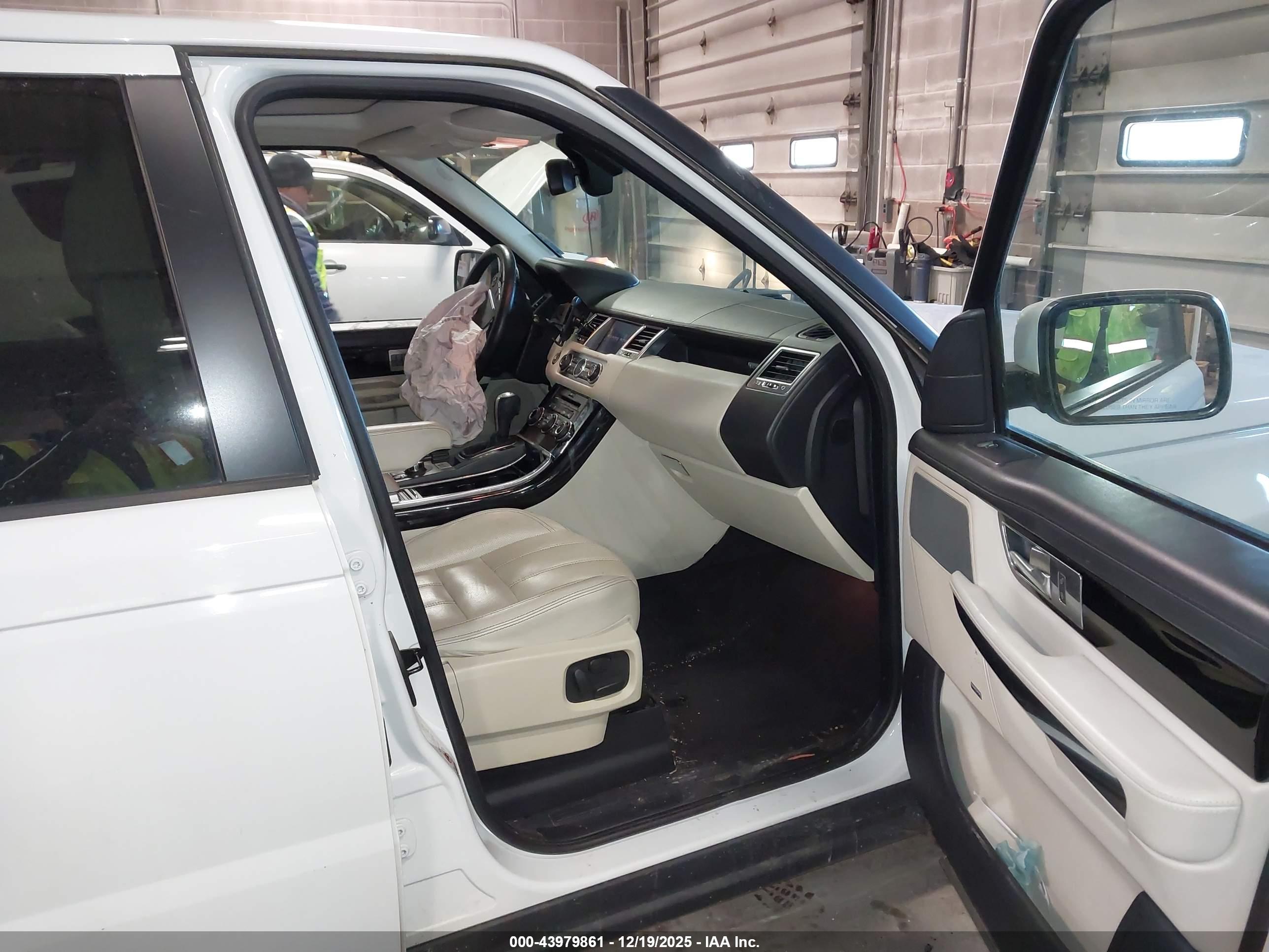 LAND ROVER image 5