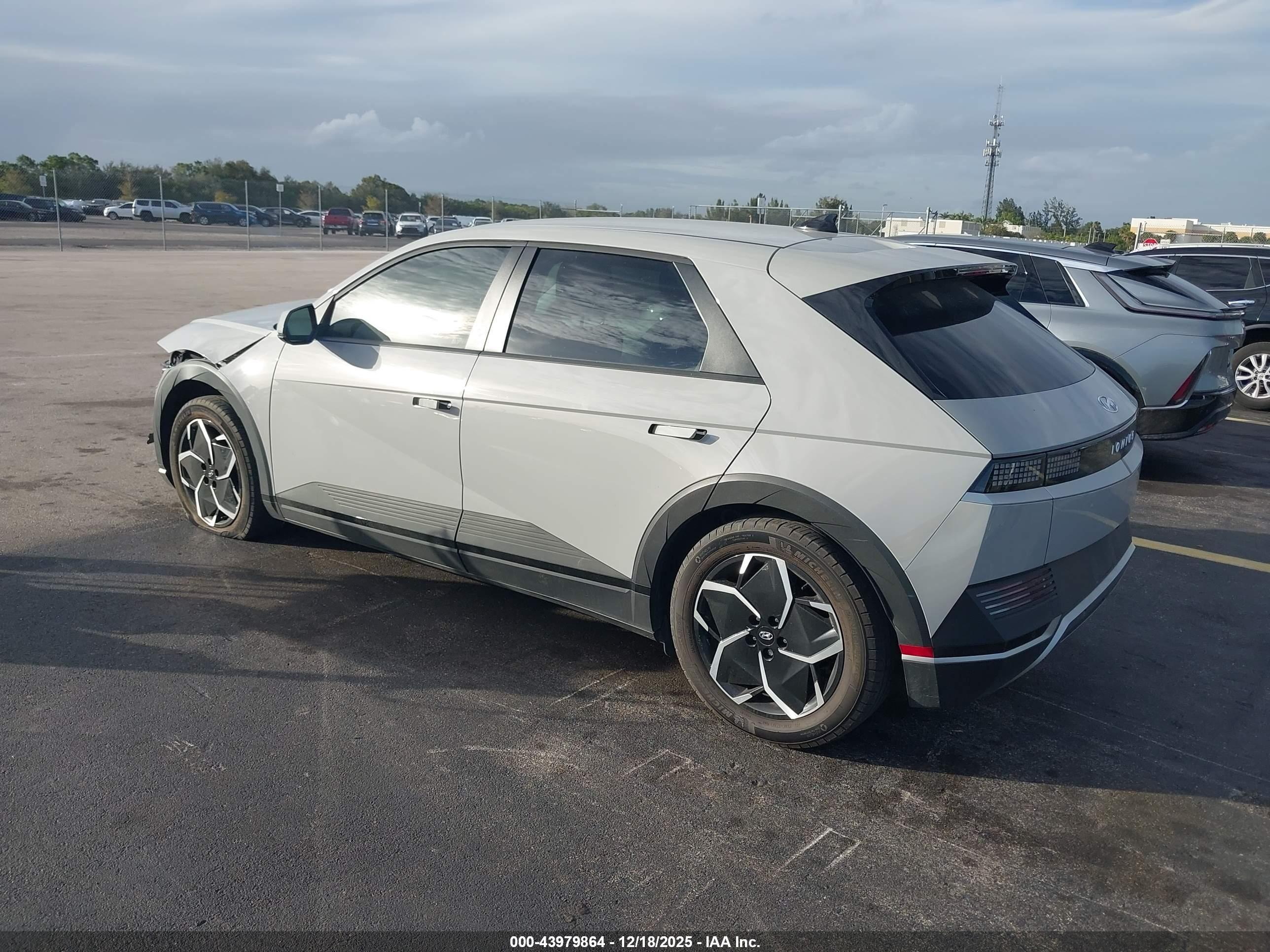 HYUNDAI IONIQ image 3