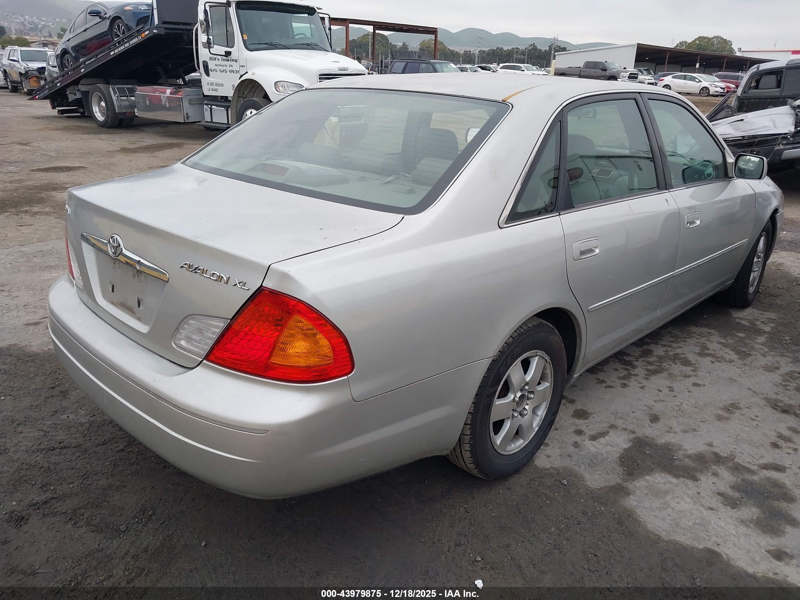 TOYOTA AVALON image 4