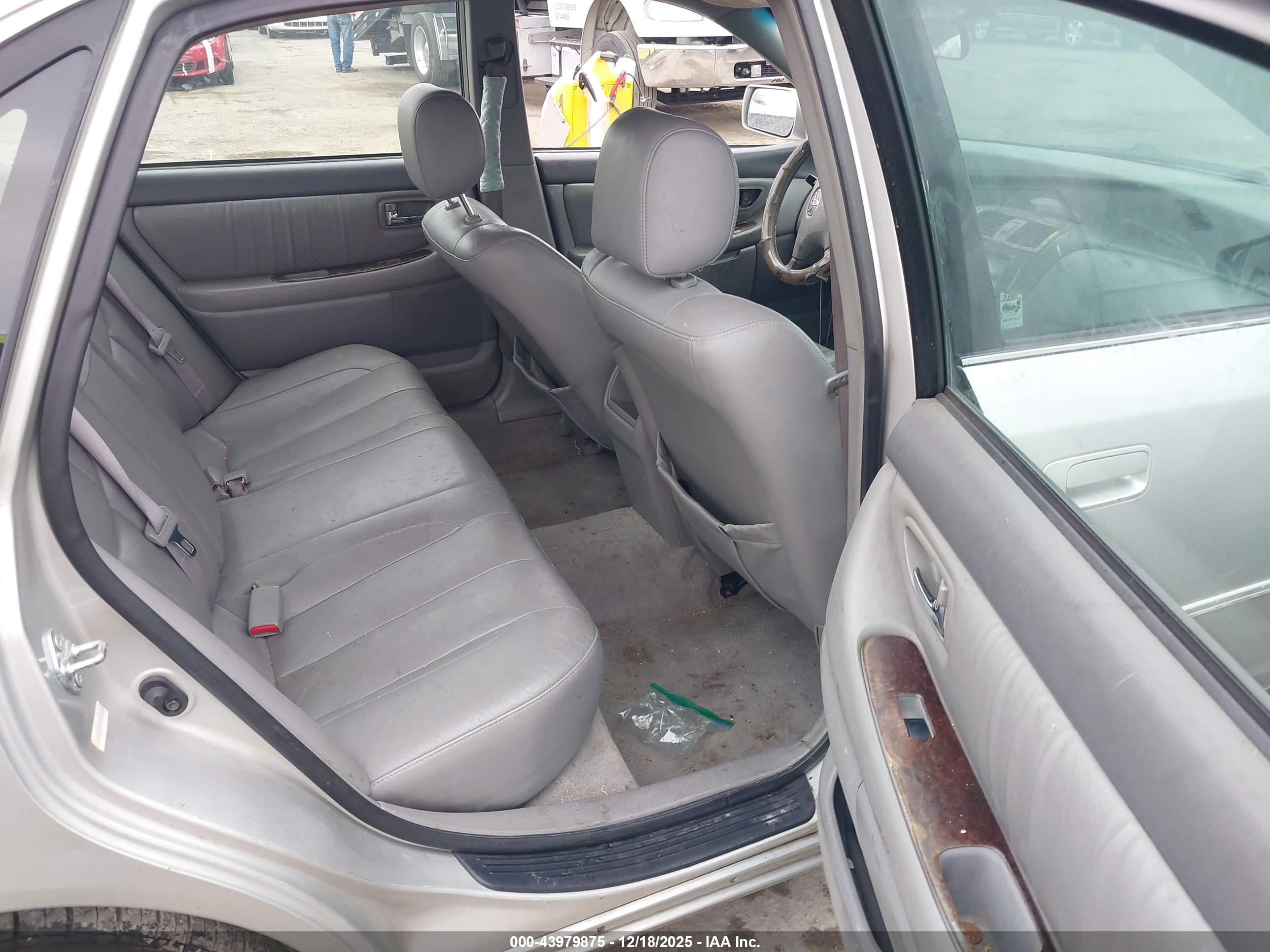 TOYOTA AVALON image 8