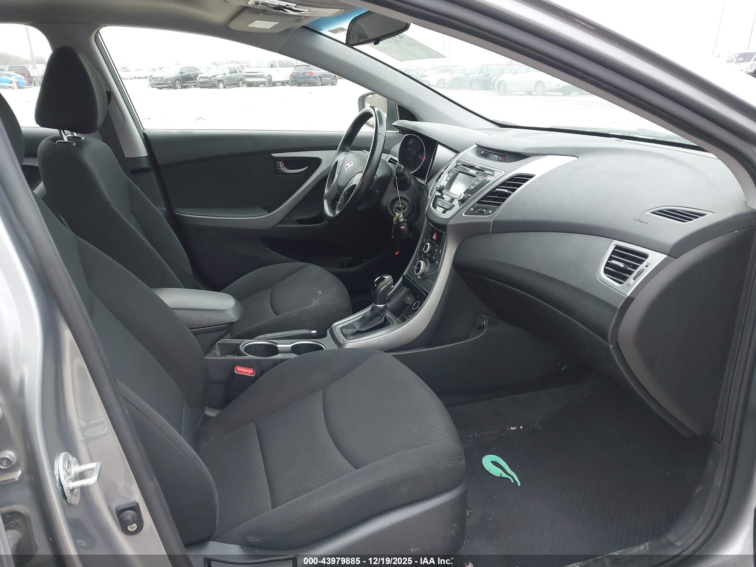 HYUNDAI ELANTRA image 5