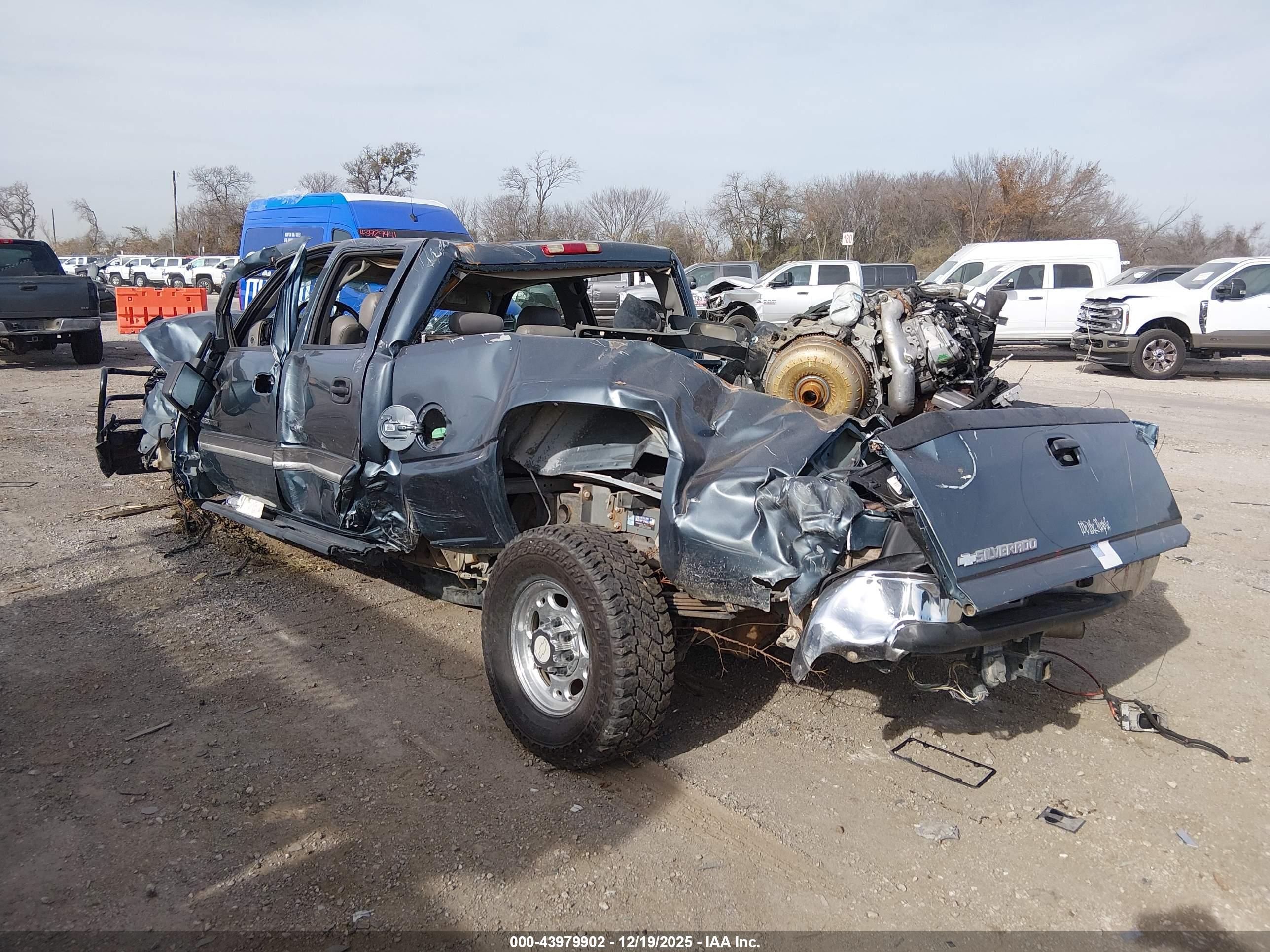 CHEVROLET SILVERADO image 3