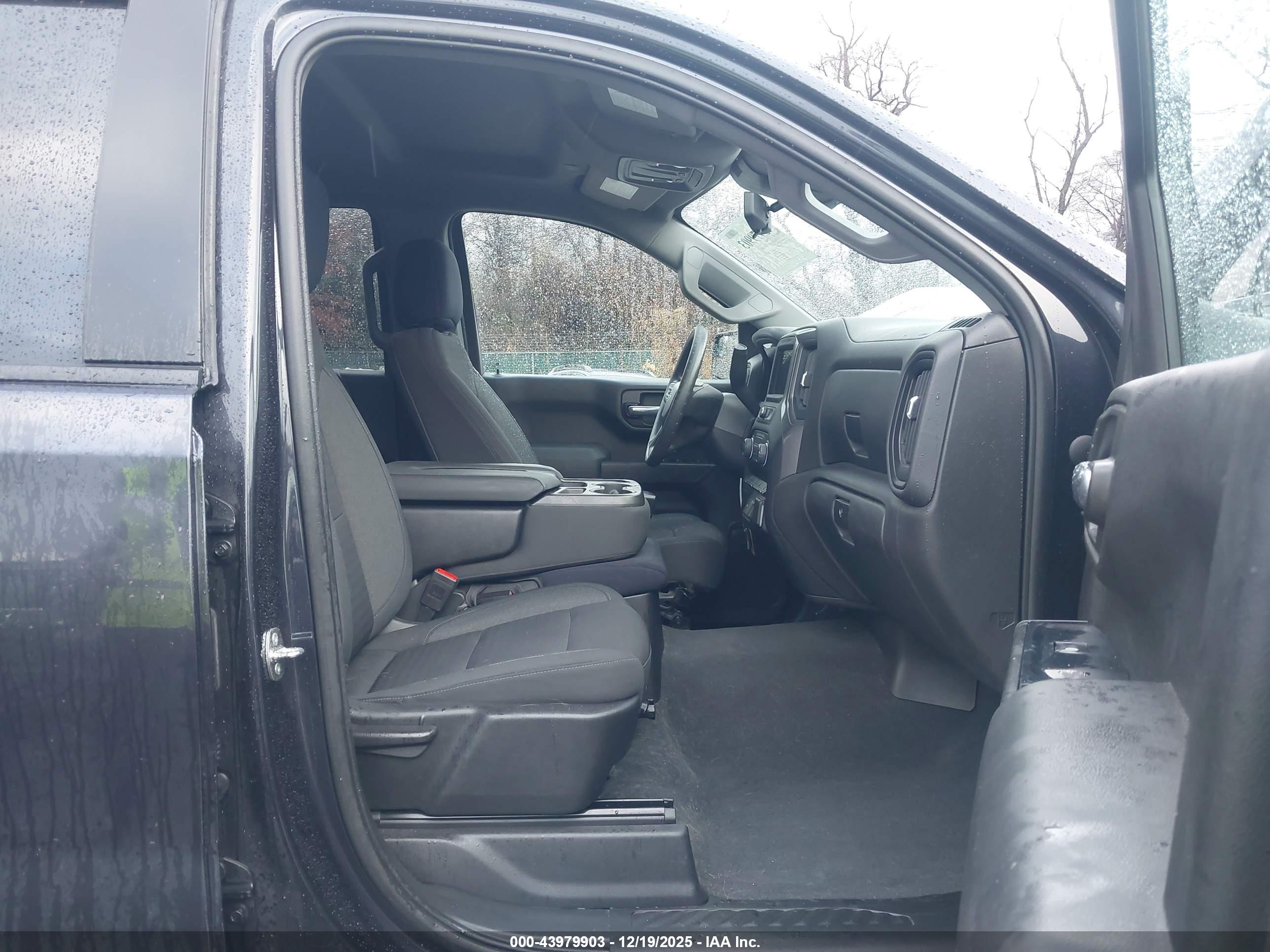 CHEVROLET SILVERADO image 5