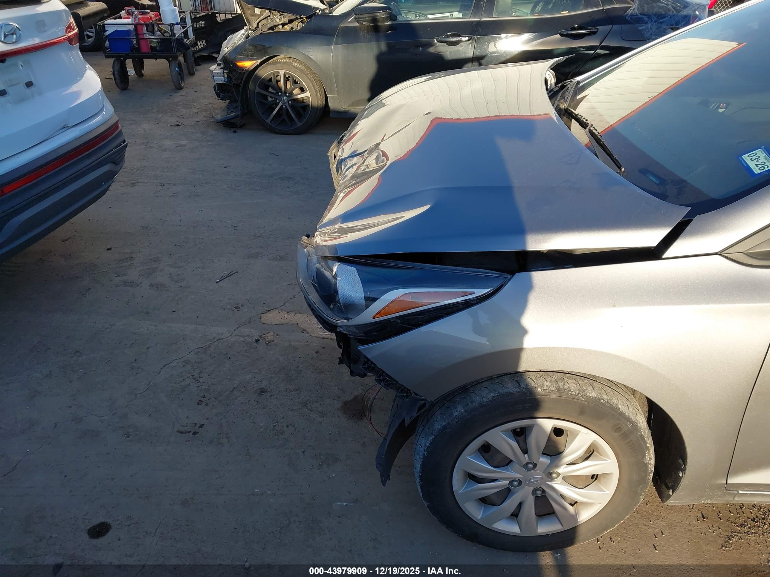 HYUNDAI ACCENT image 6
