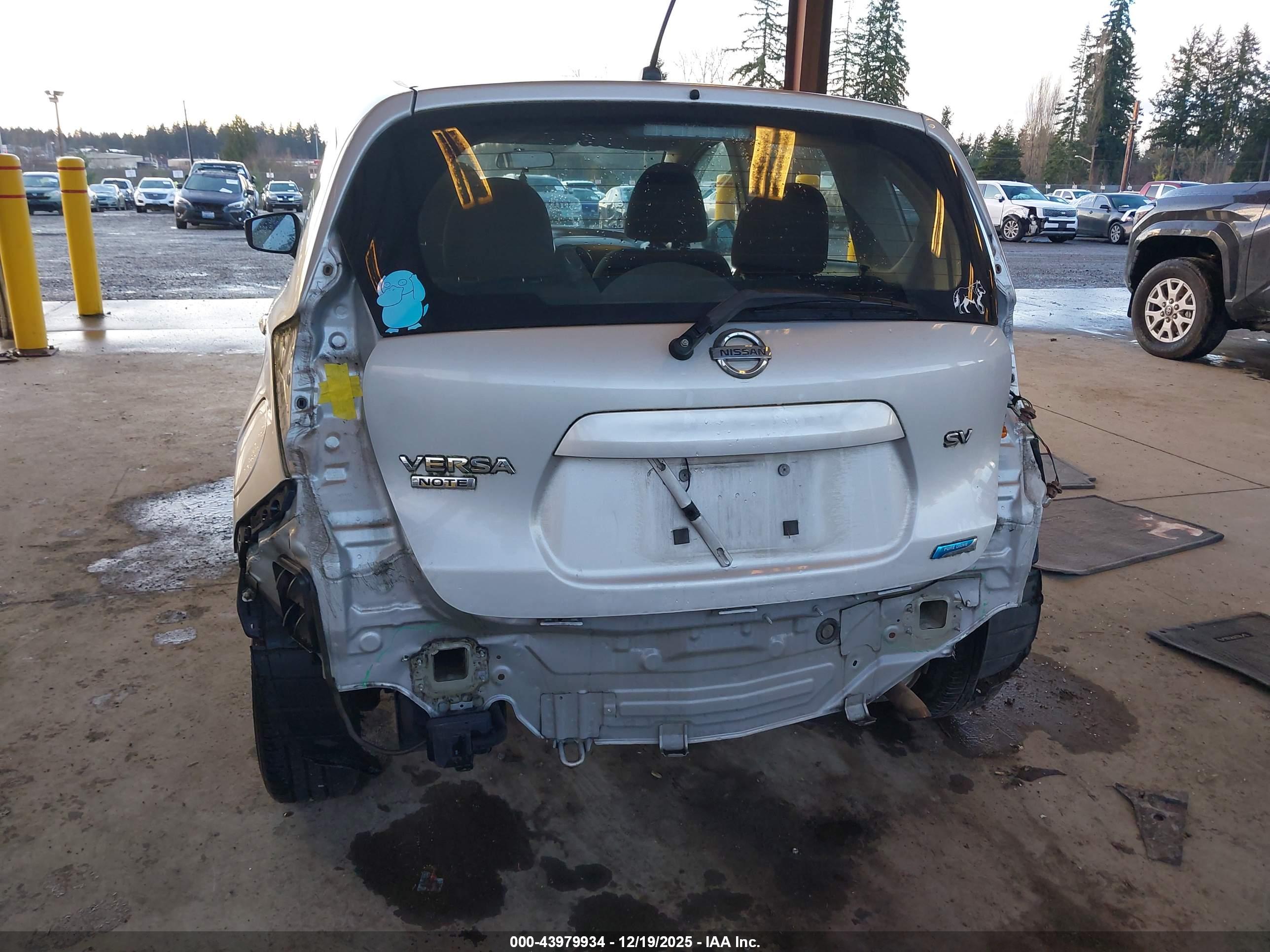 NISSAN VERSA image 6