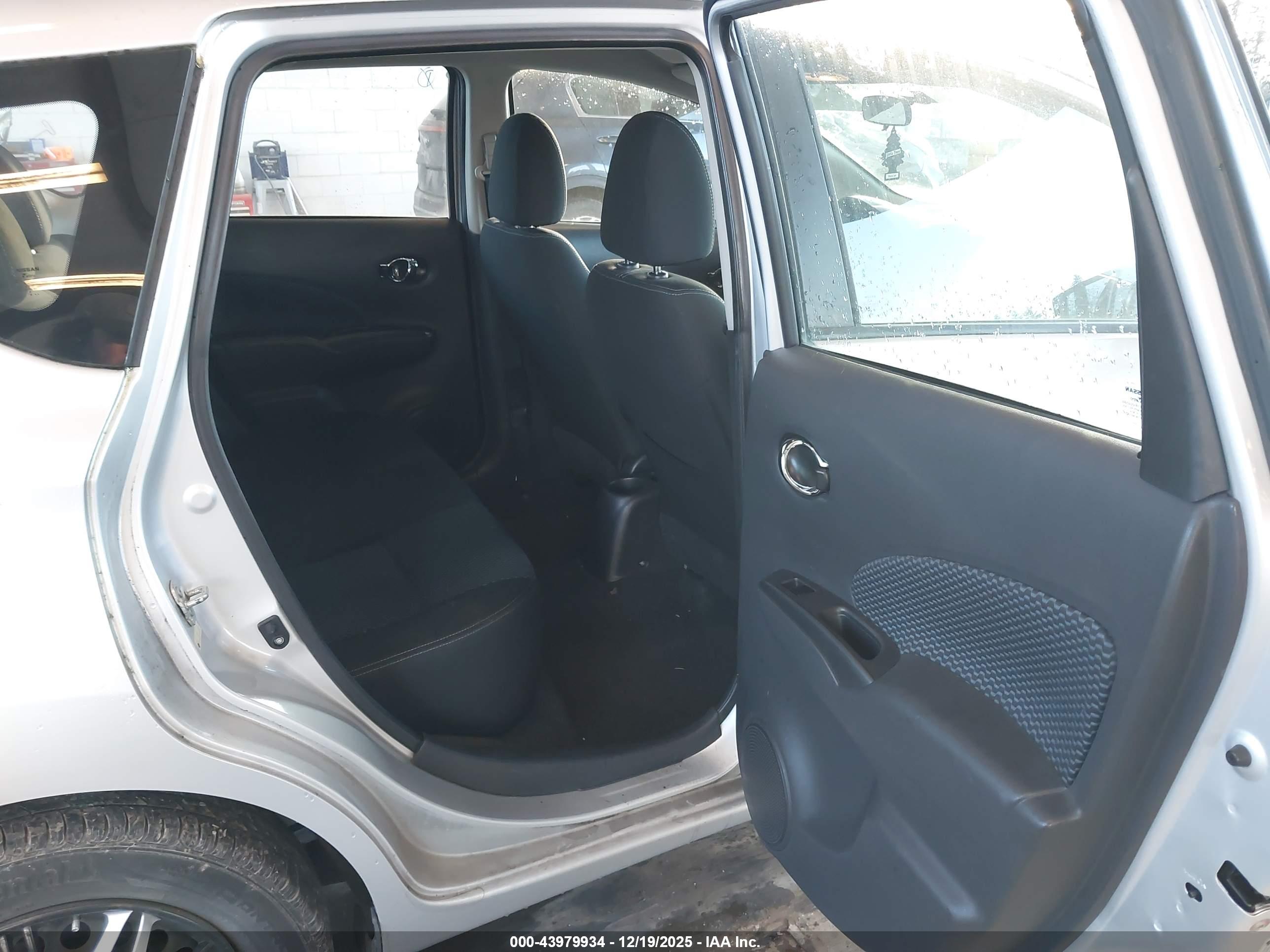 NISSAN VERSA image 8