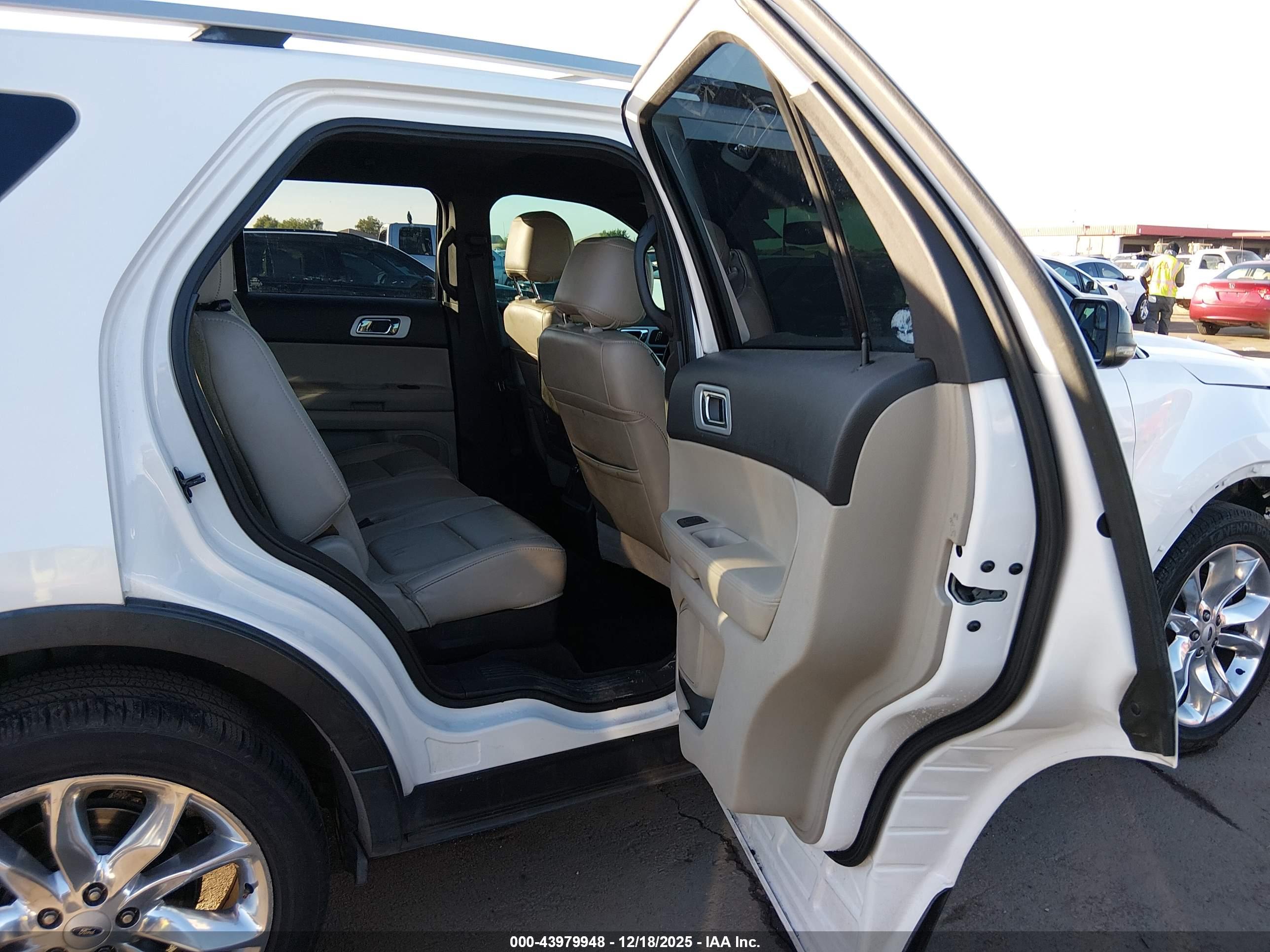 FORD EXPLORER image 8