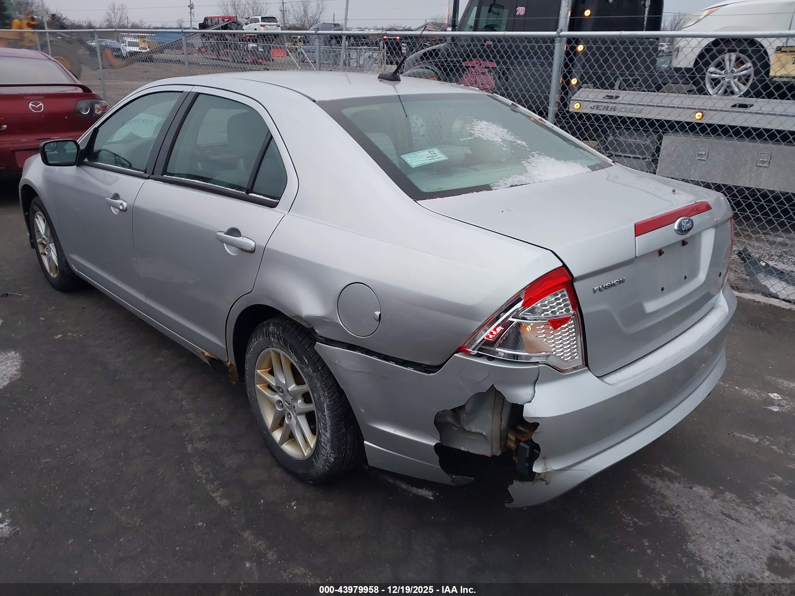 FORD FUSION image 3