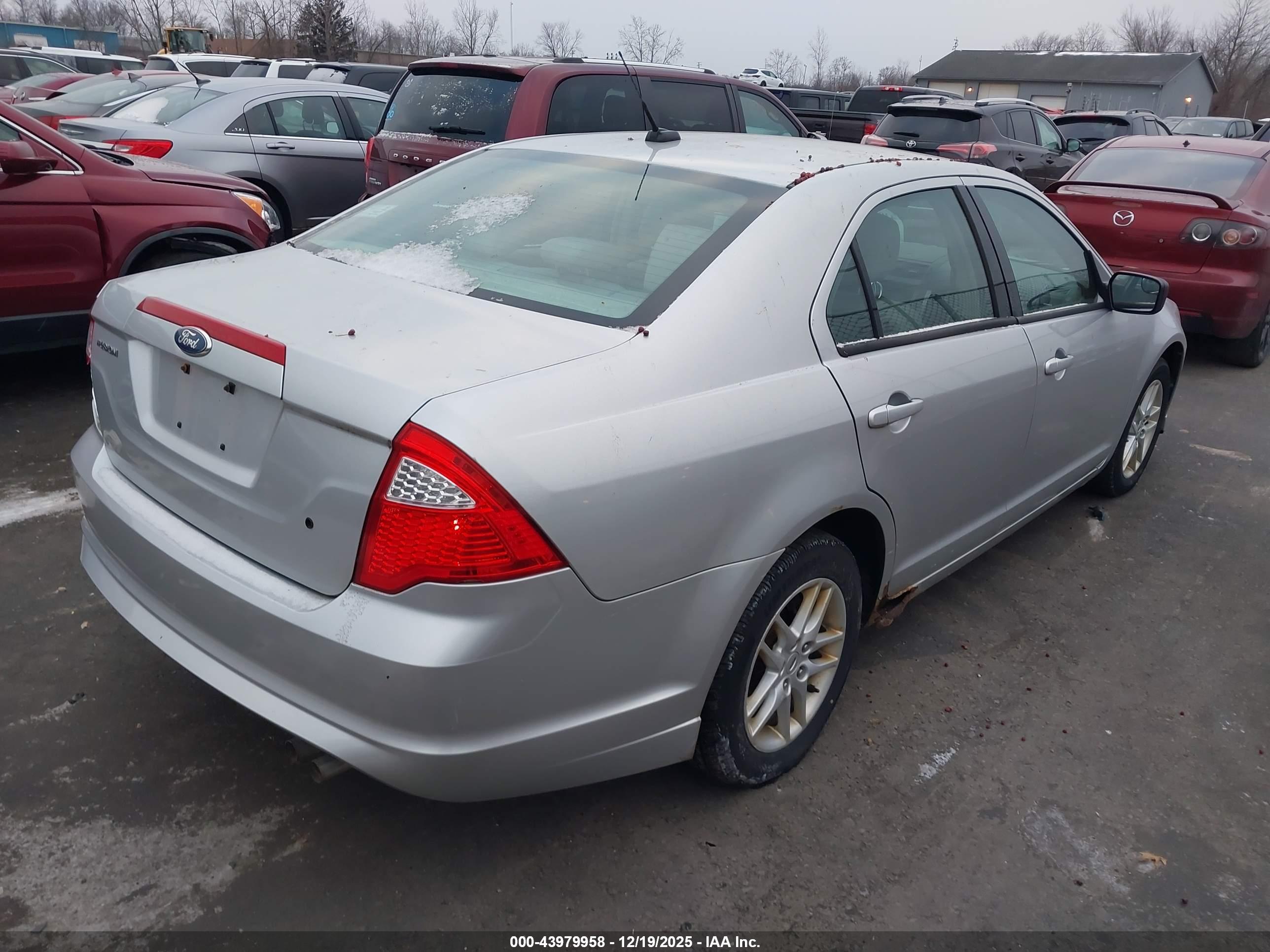 FORD FUSION image 4