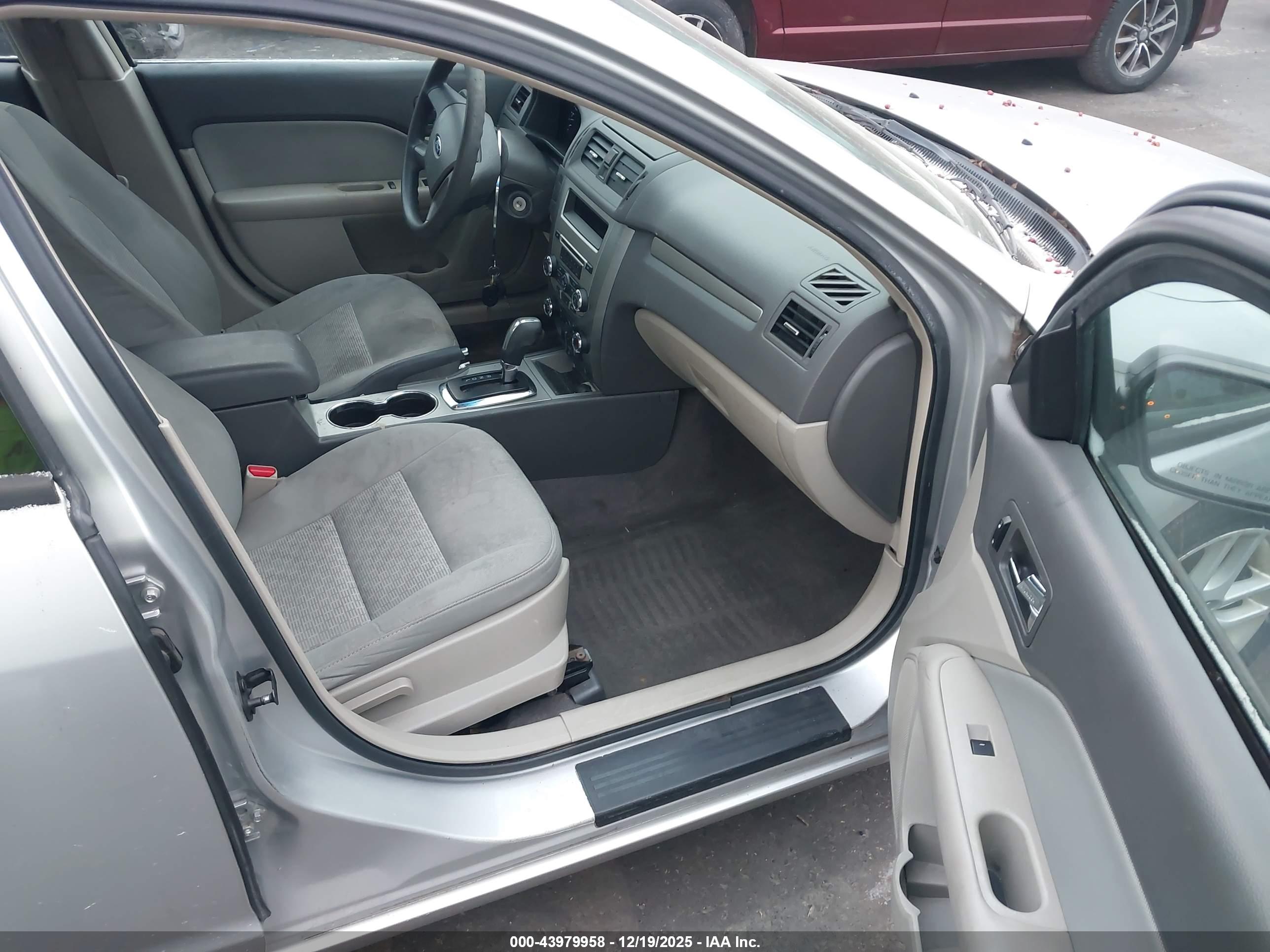 FORD FUSION image 5