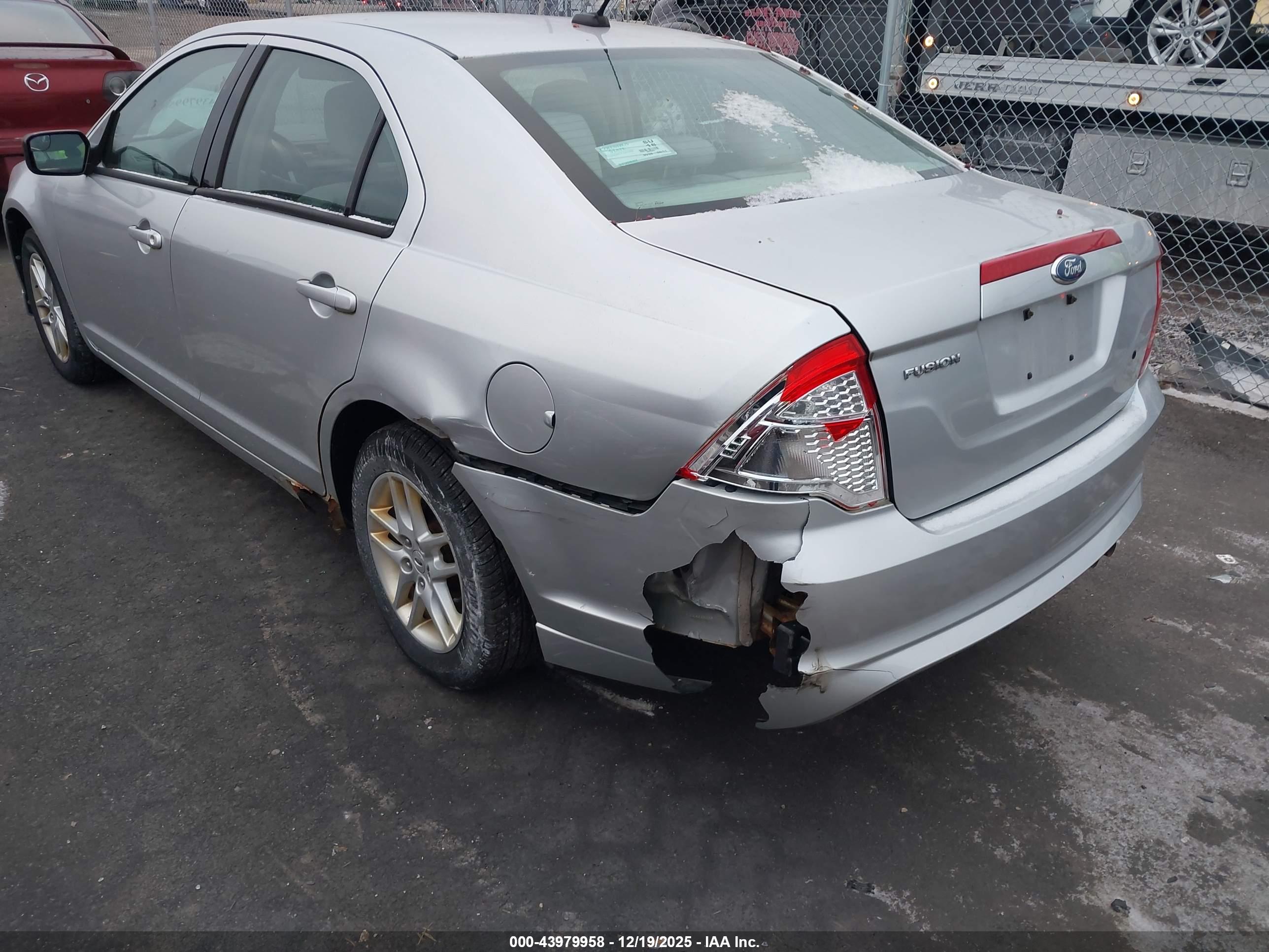 FORD FUSION image 6