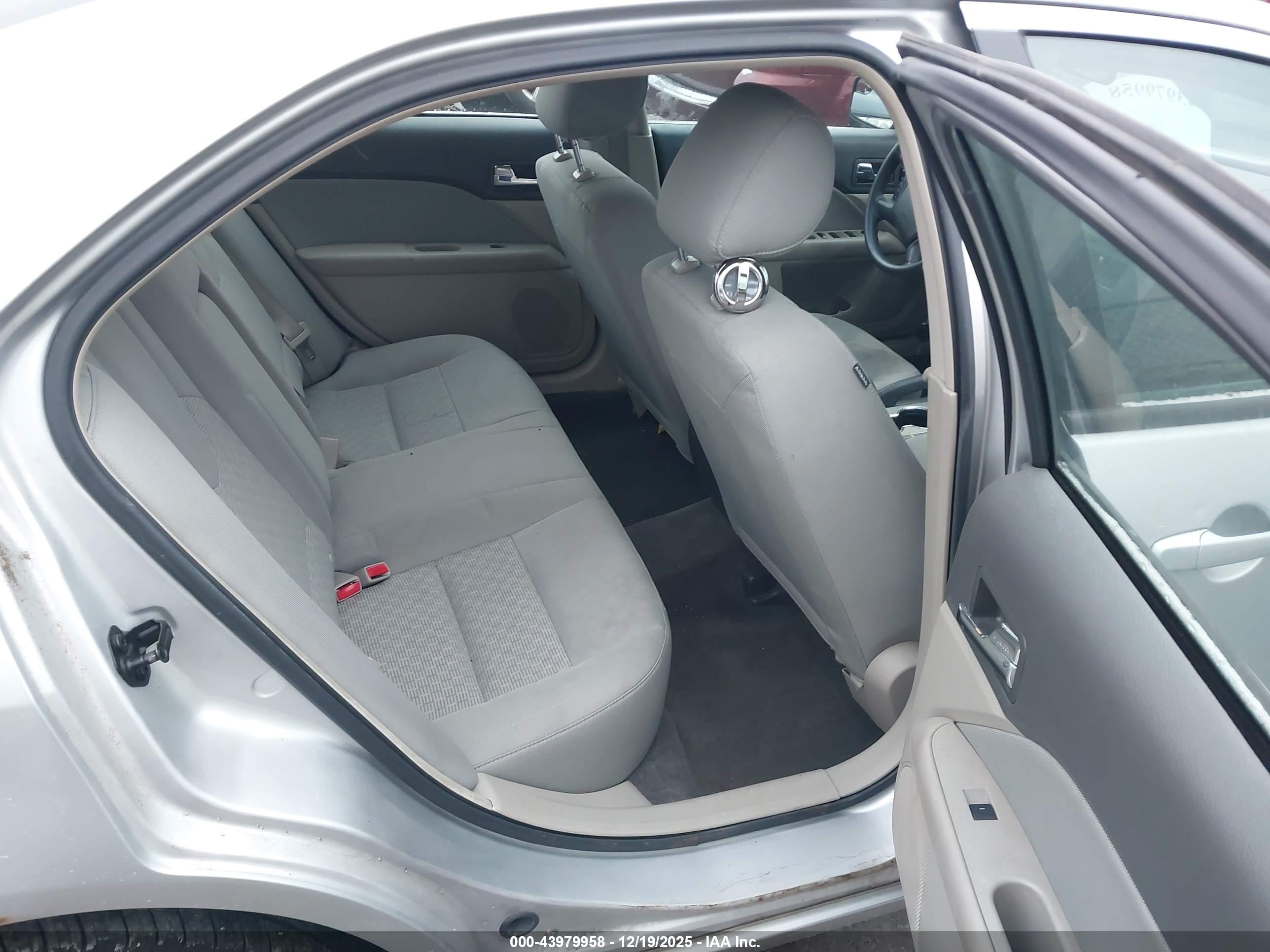 FORD FUSION image 8