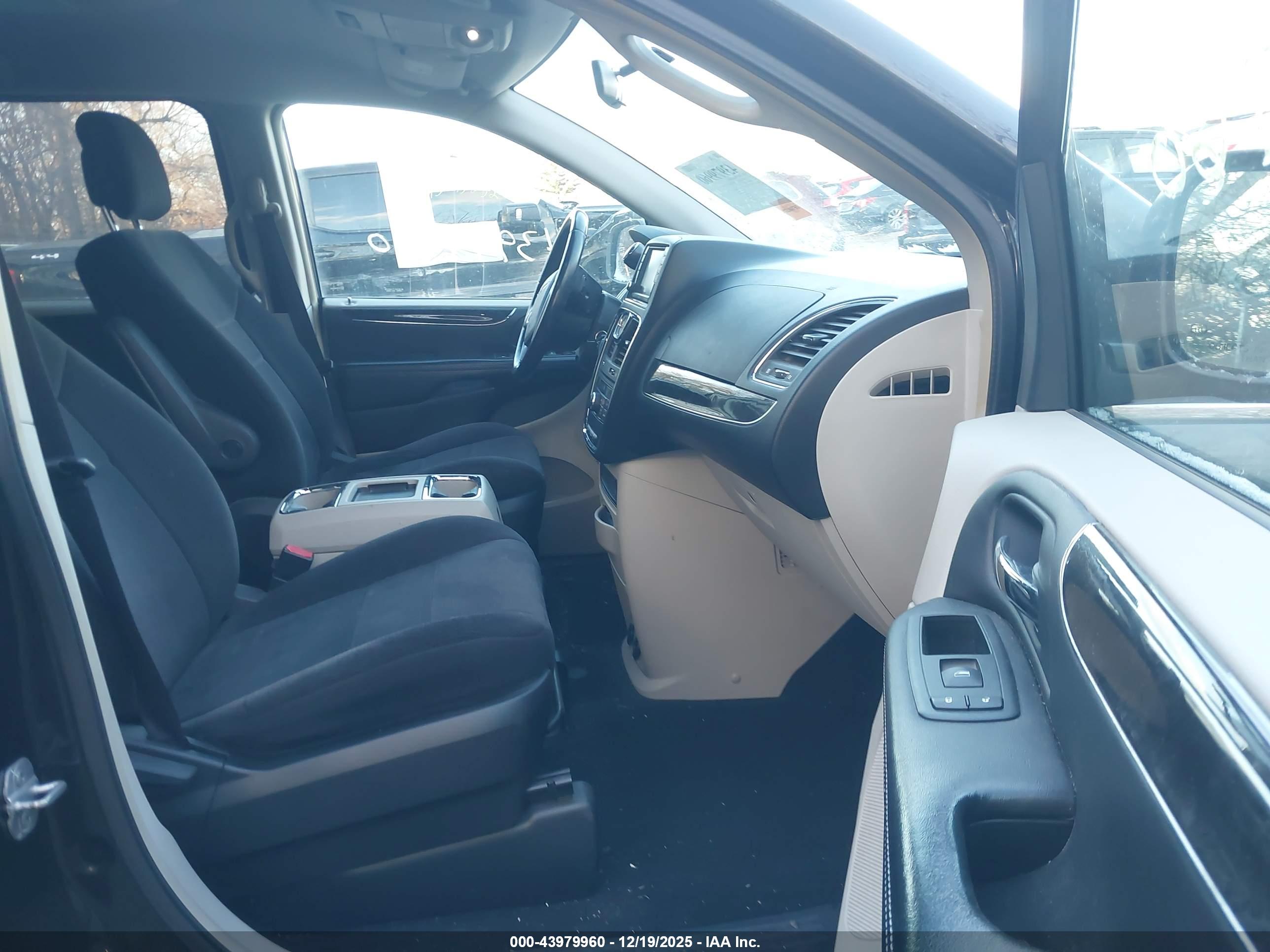 CHRYSLER TOWN image 5
