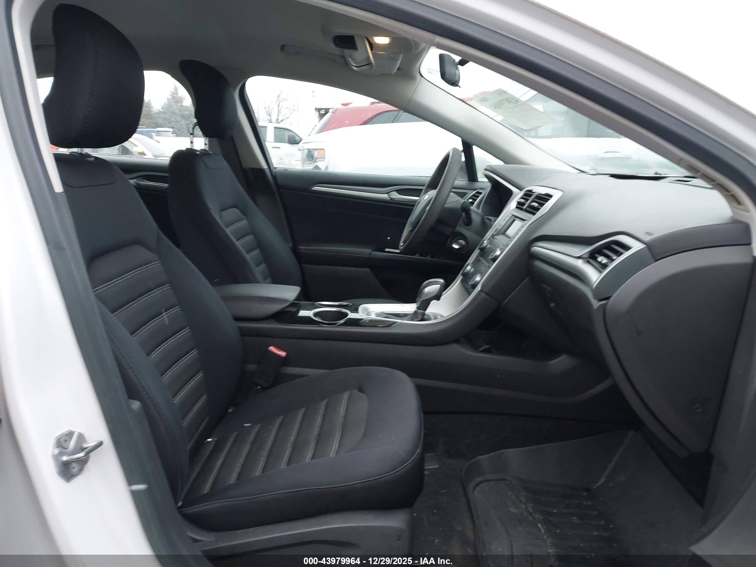 FORD FUSION image 5