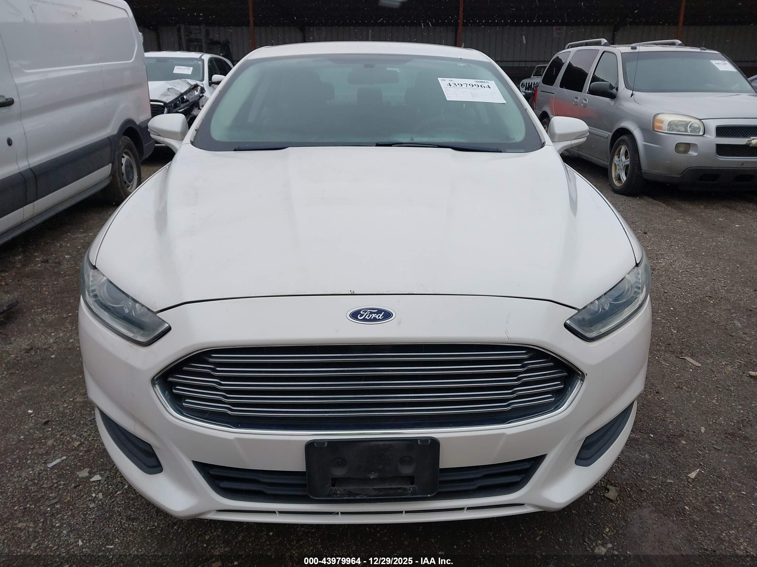 FORD FUSION image 6