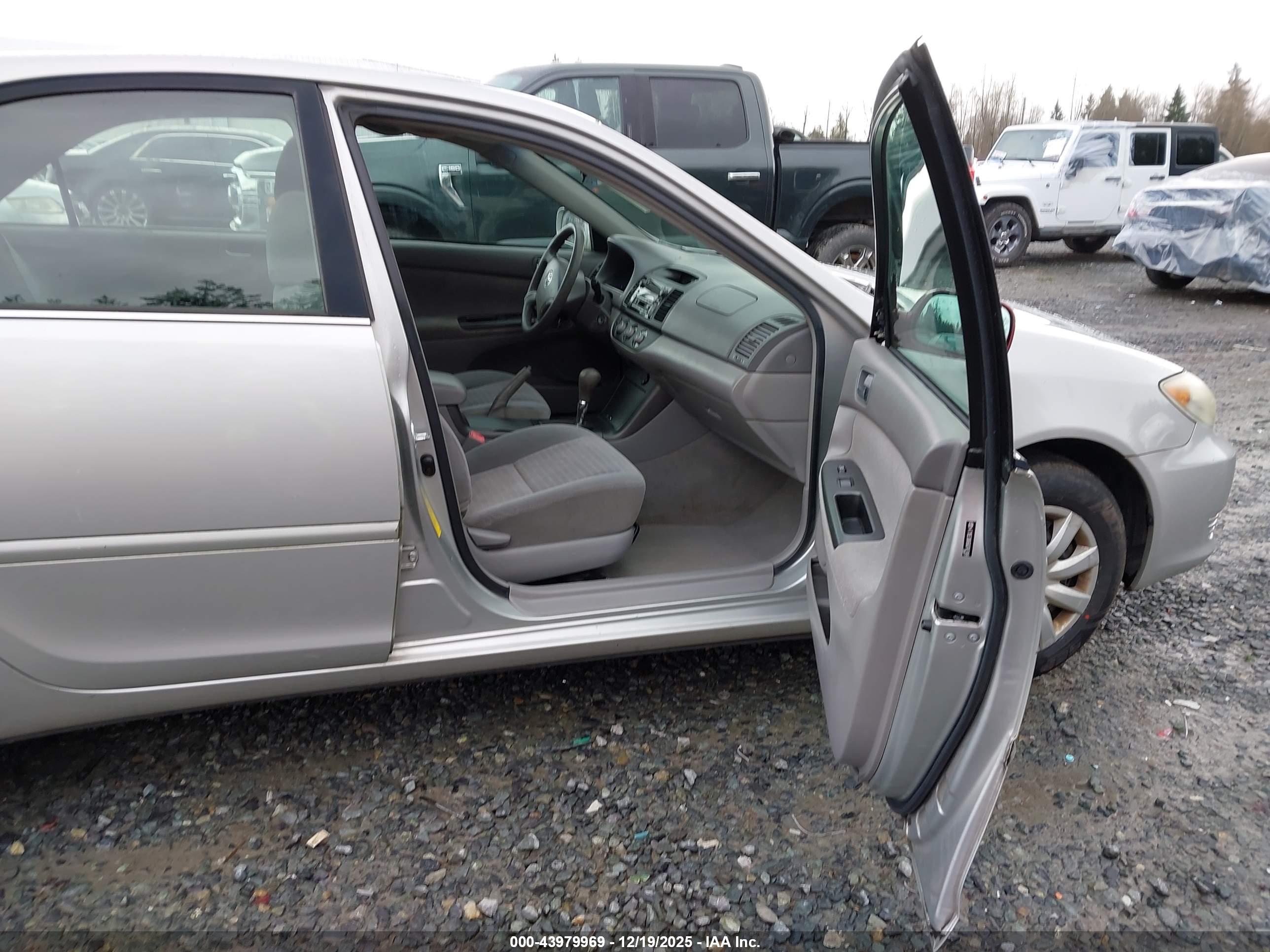 TOYOTA CAMRY image 5