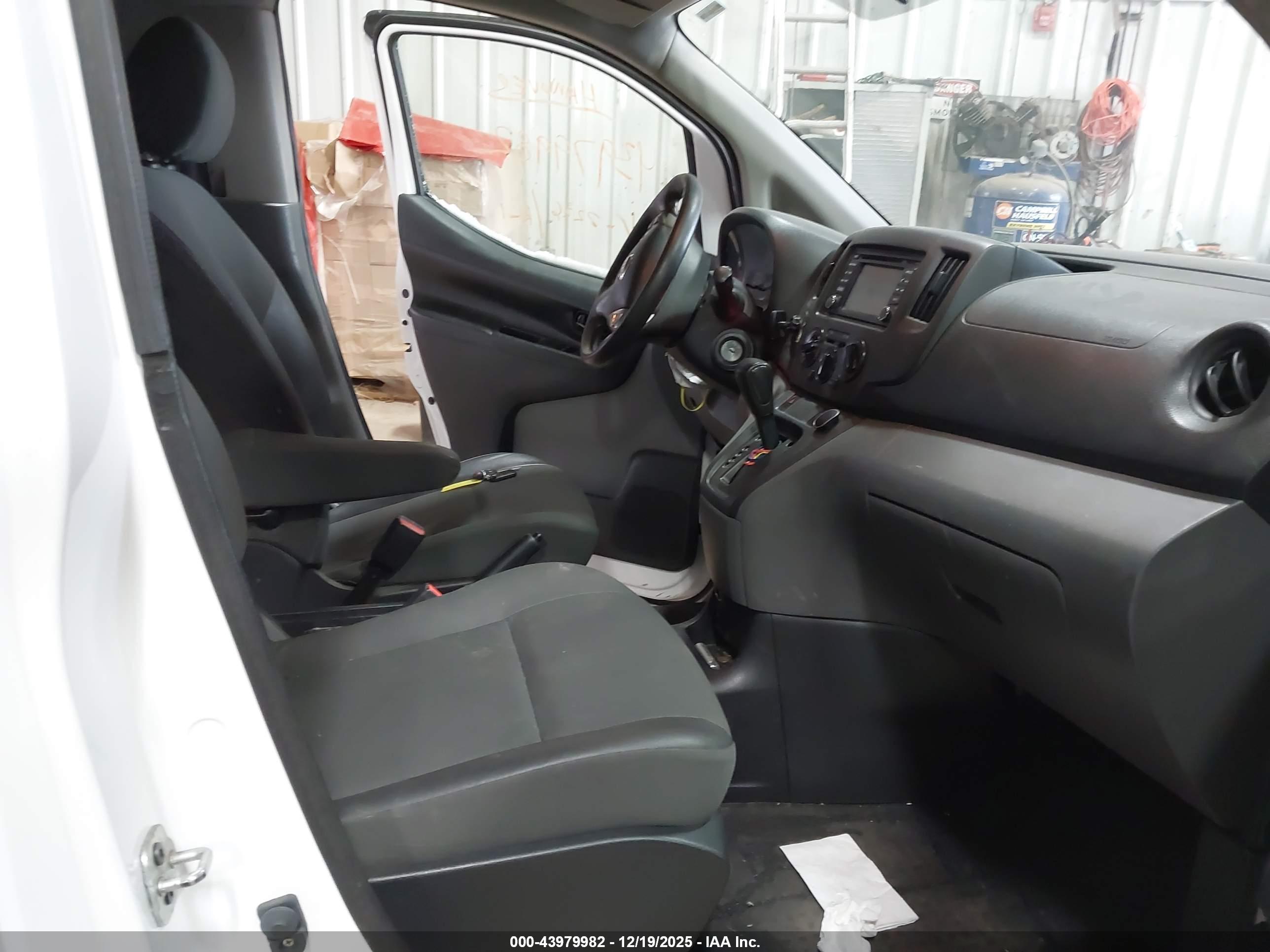 NISSAN NV200 image 8