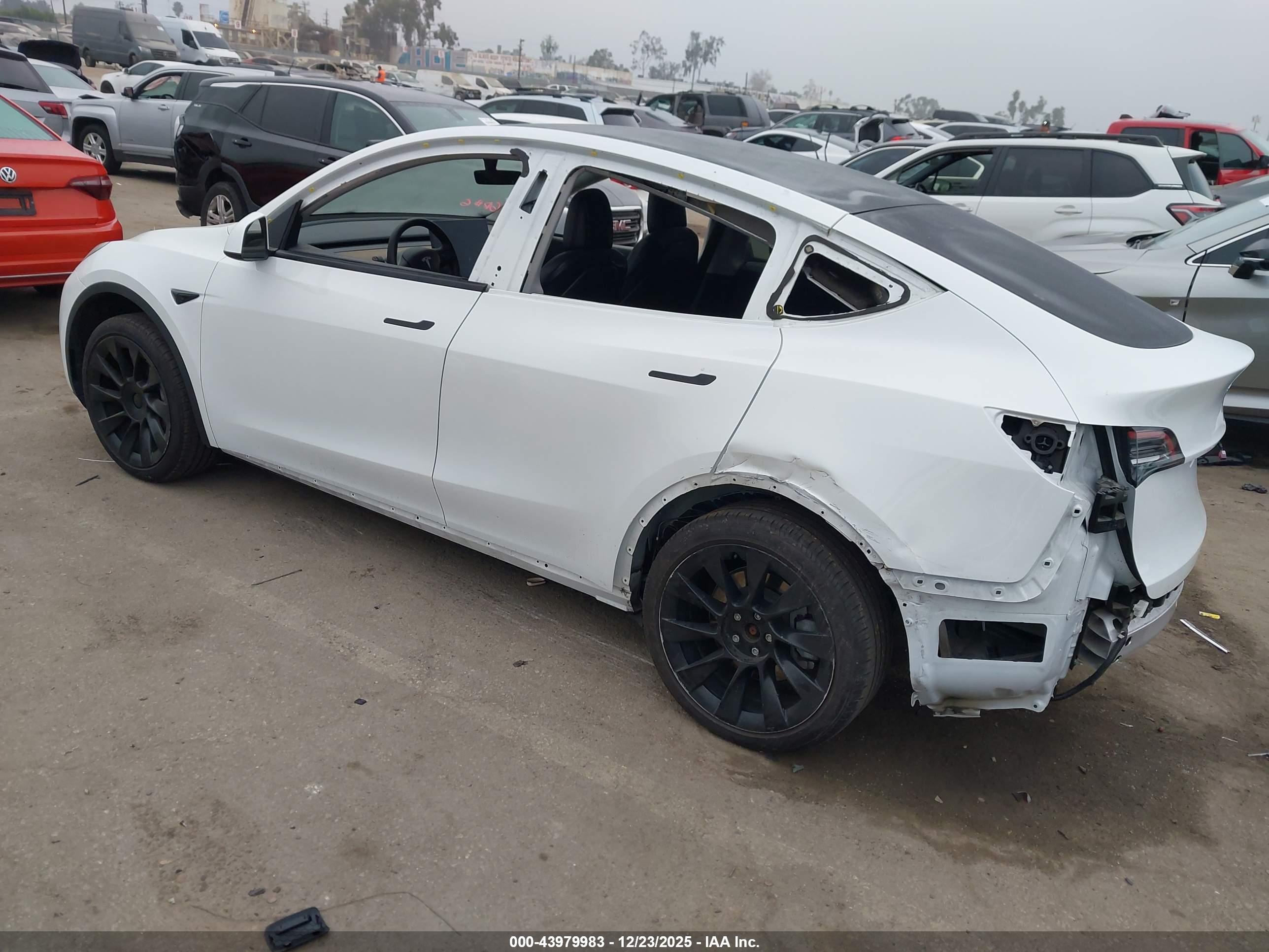 TESLA MODEL image 3