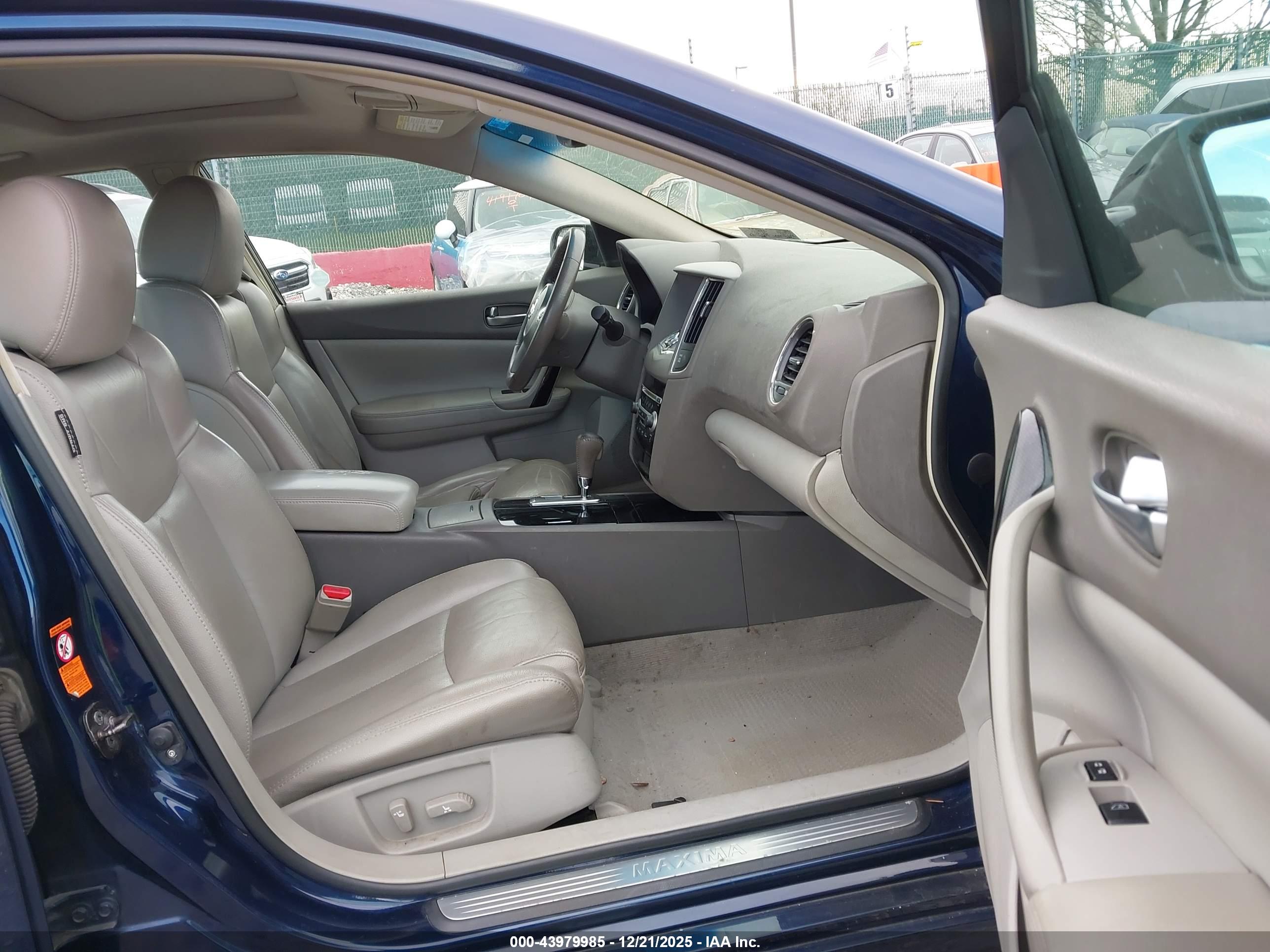 NISSAN MAXIMA image 5