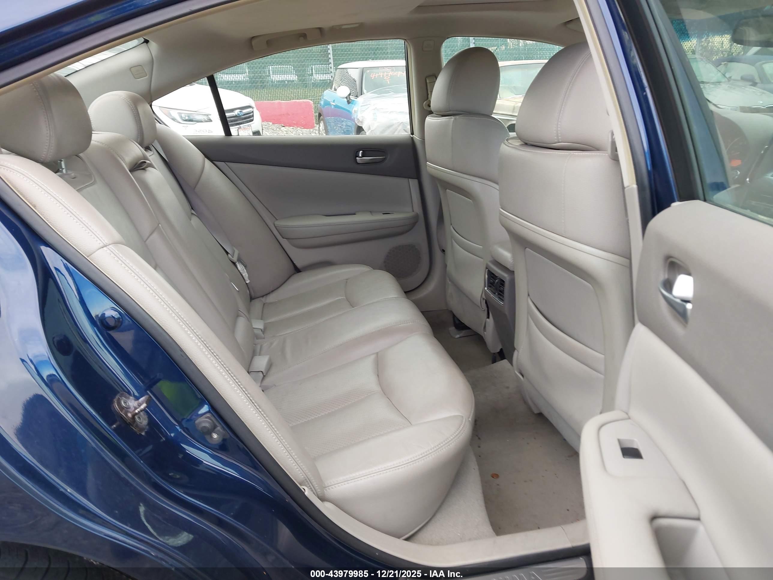 NISSAN MAXIMA image 8