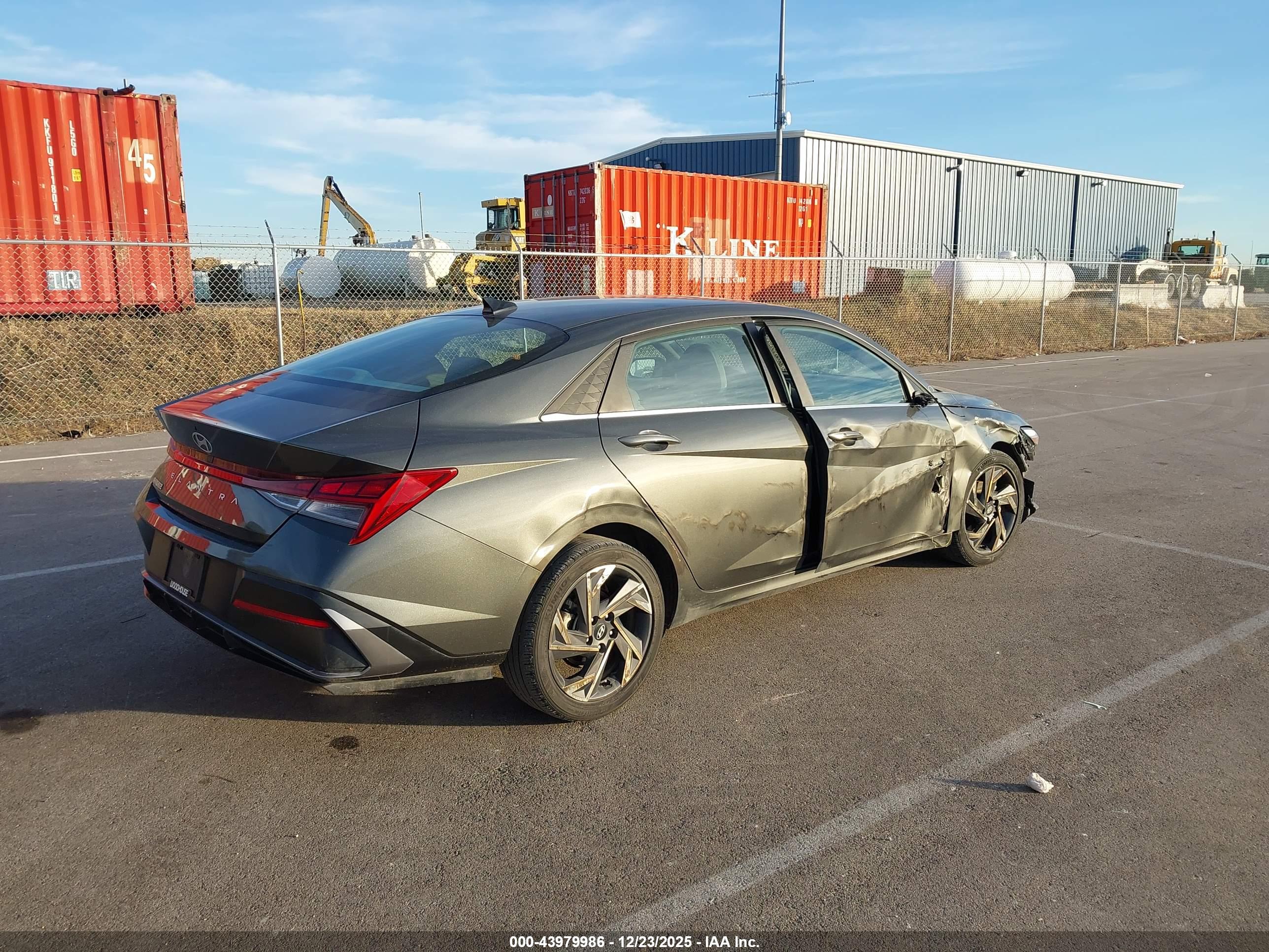 HYUNDAI ELANTRA image 4