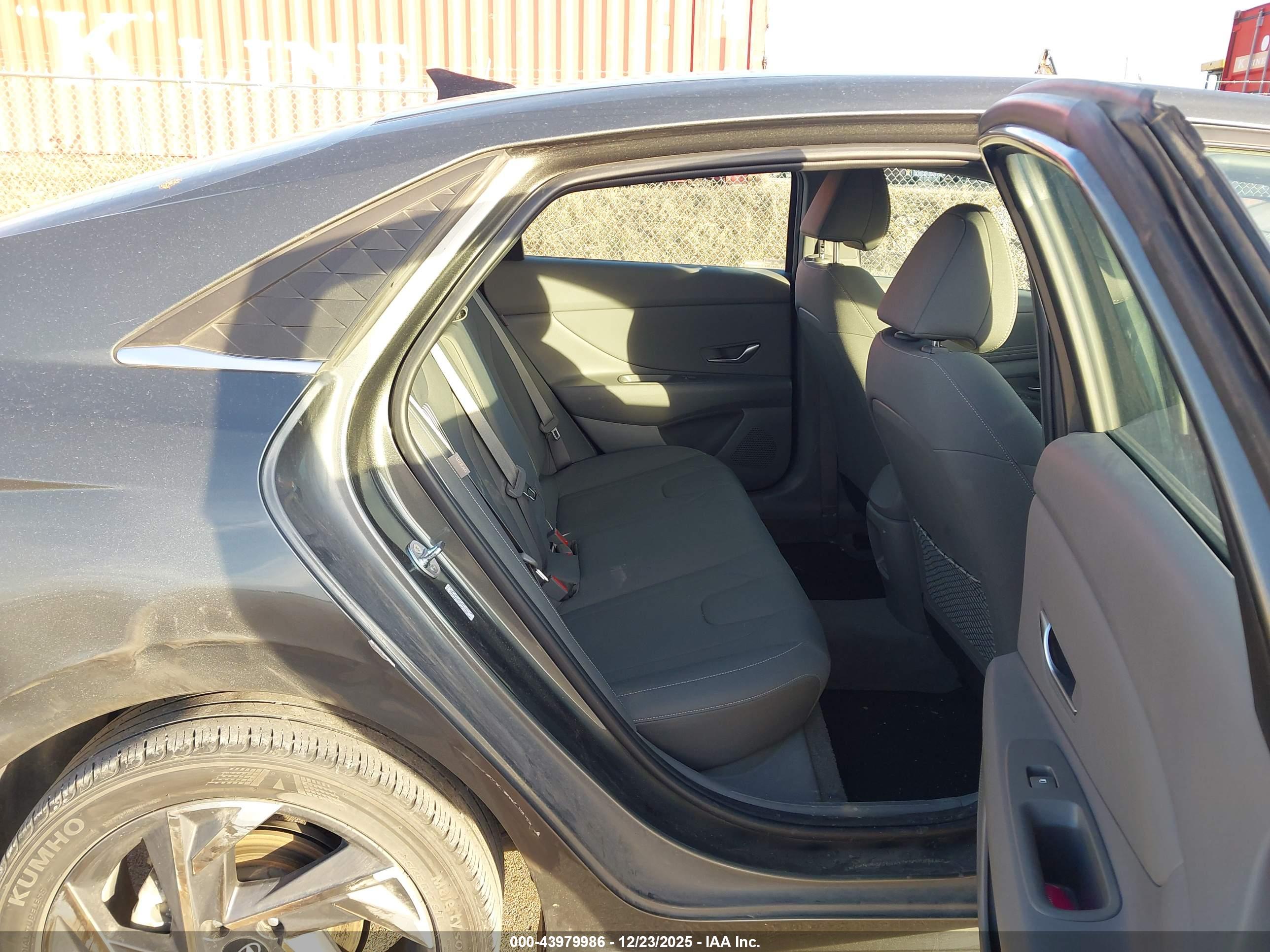 HYUNDAI ELANTRA image 8
