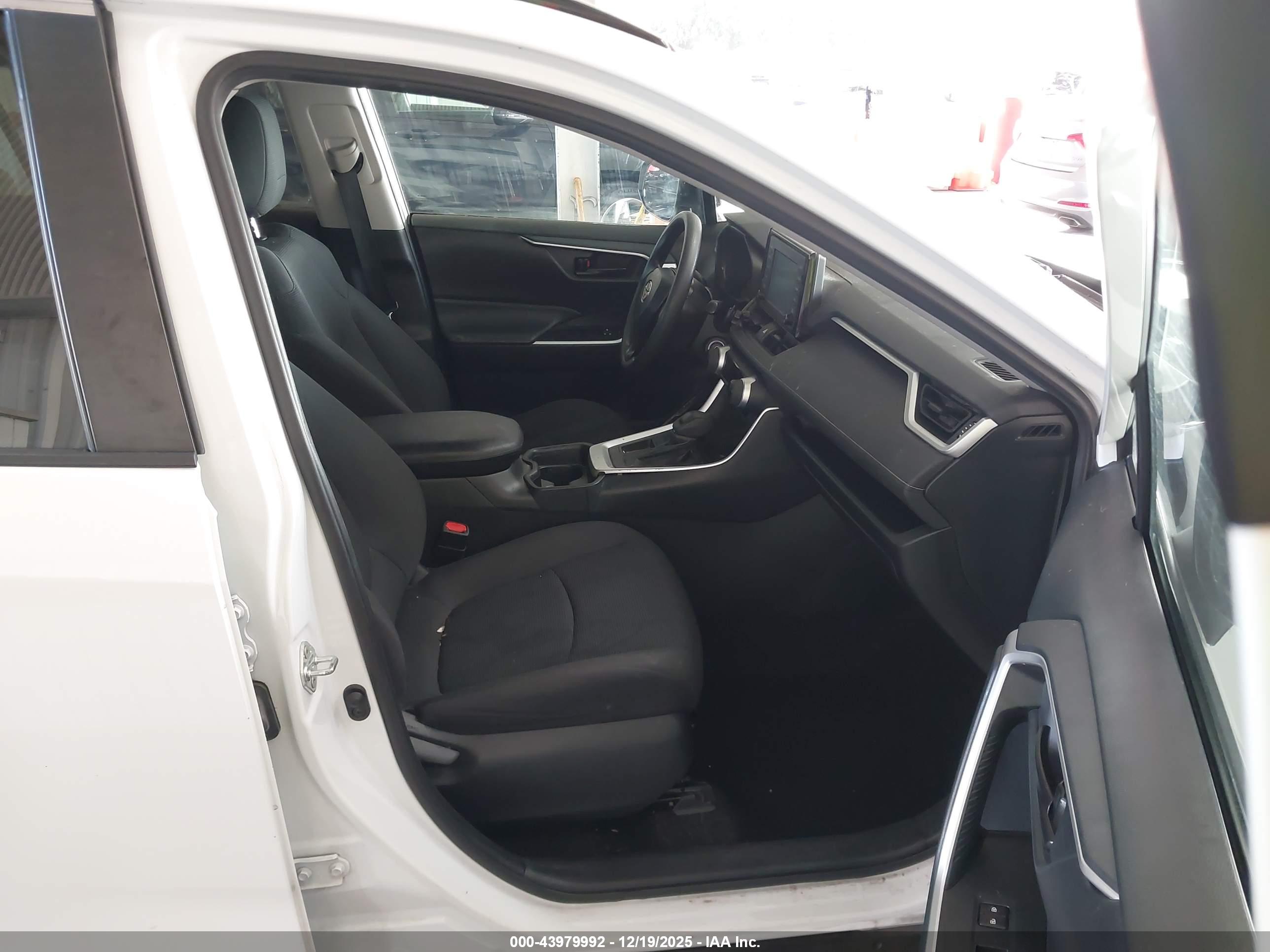 TOYOTA RAV4 image 5