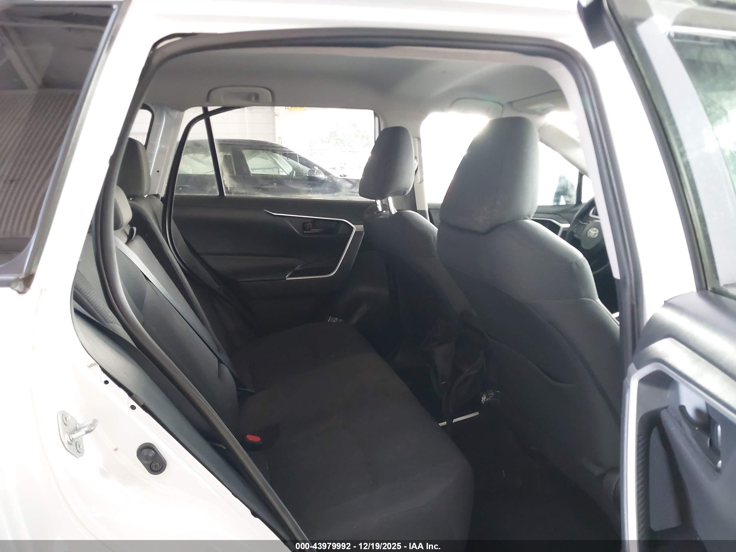 TOYOTA RAV4 image 8