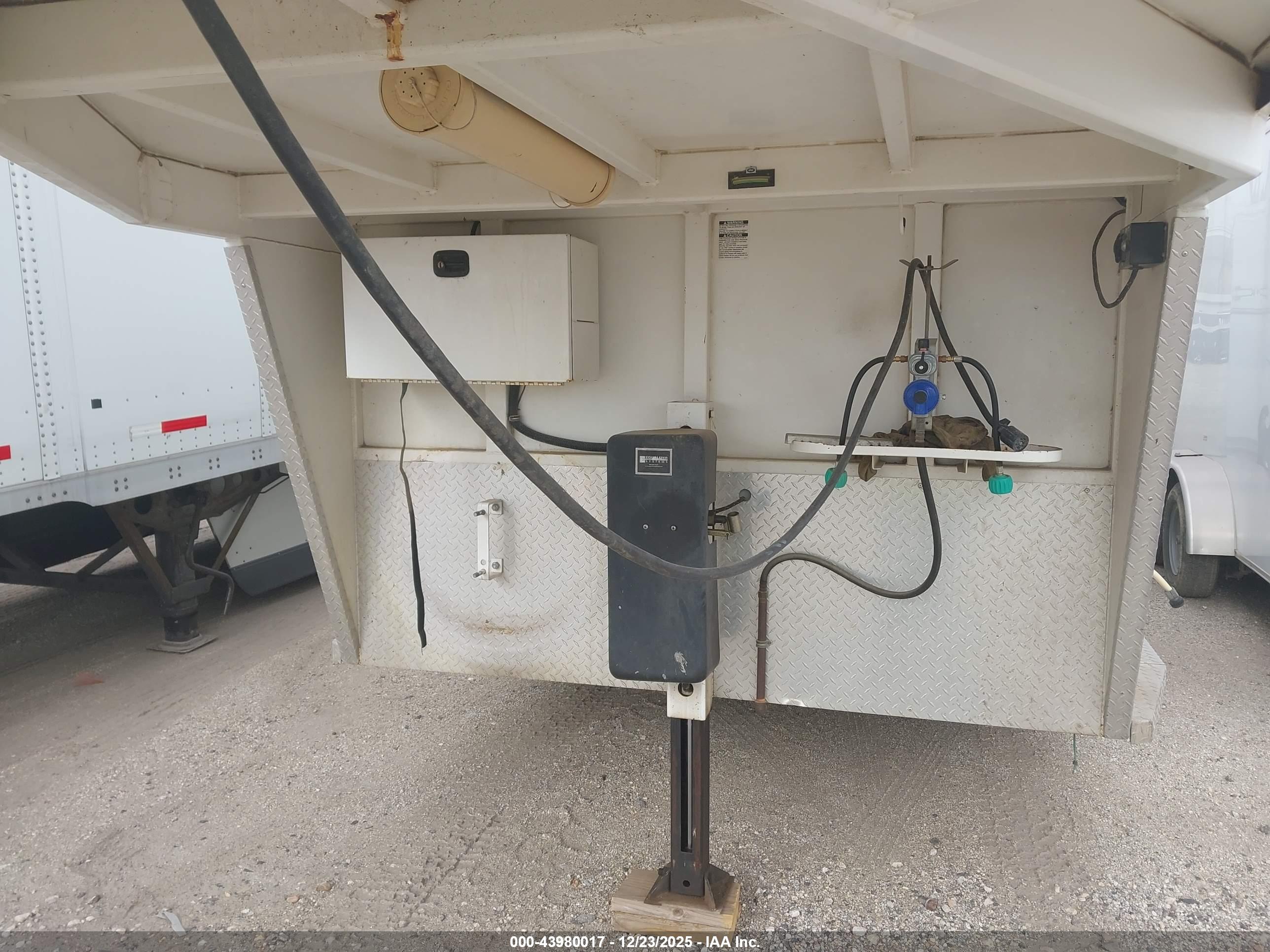 TRAILER HORSE image 10