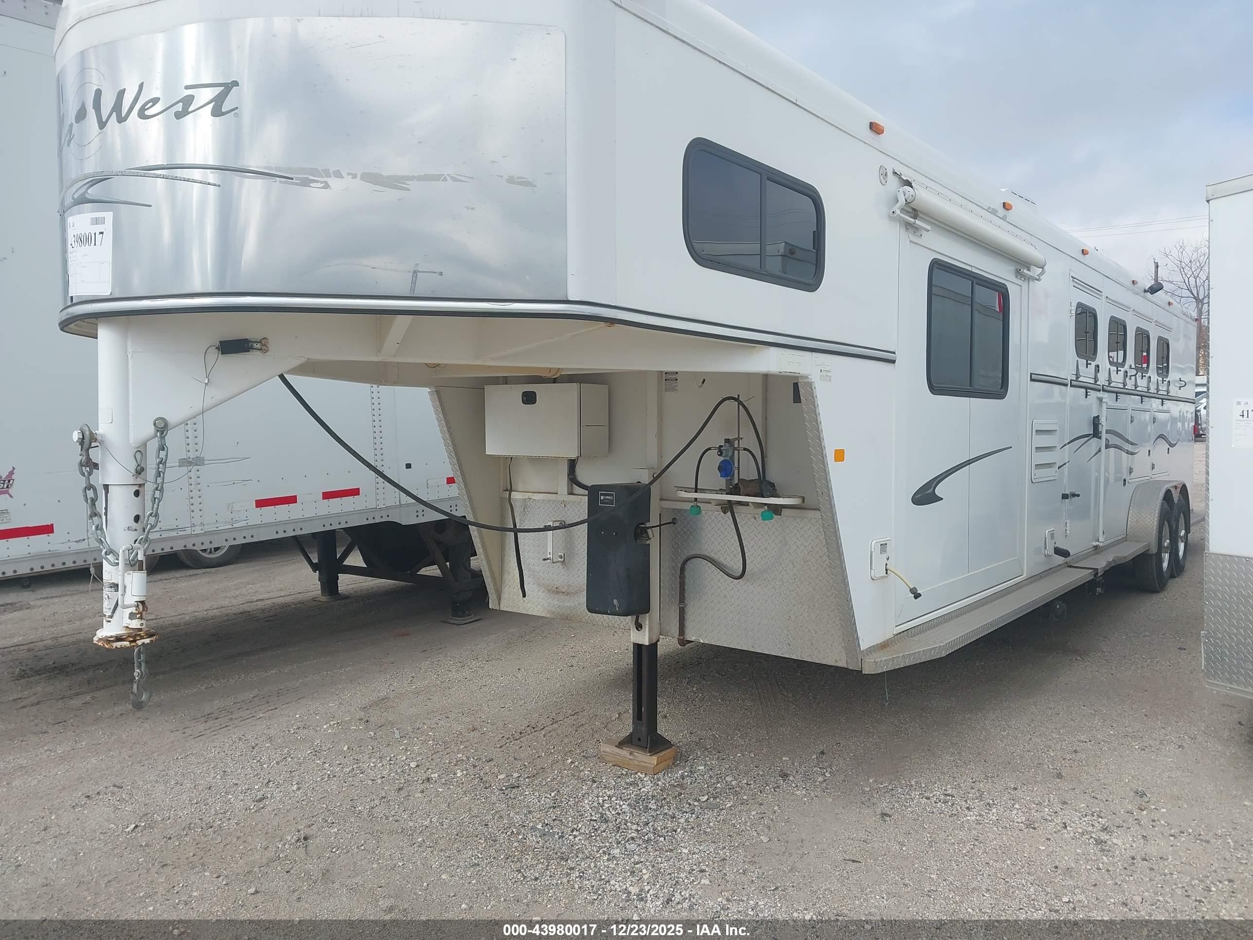 TRAILER HORSE image 2
