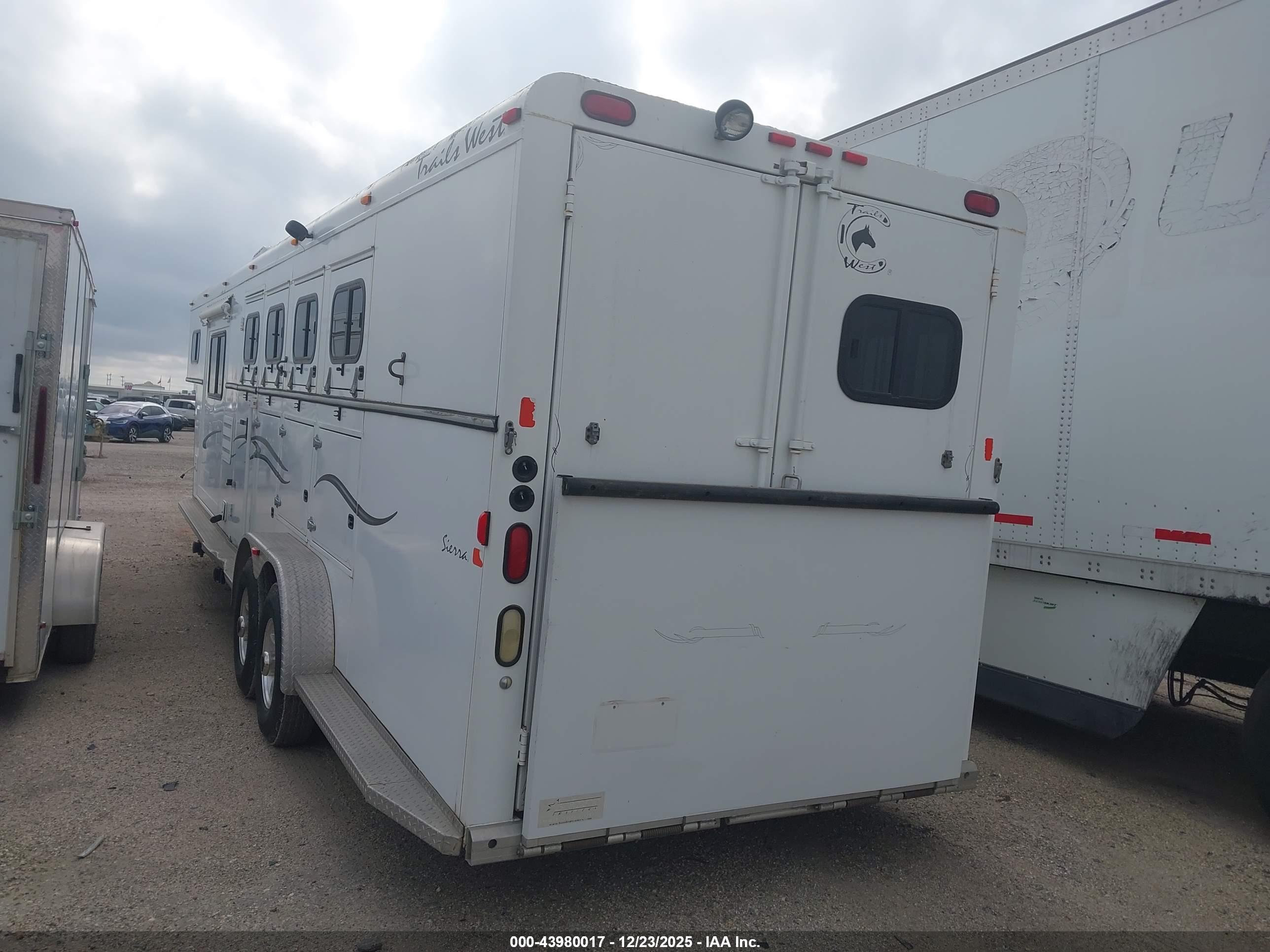 TRAILER HORSE image 3