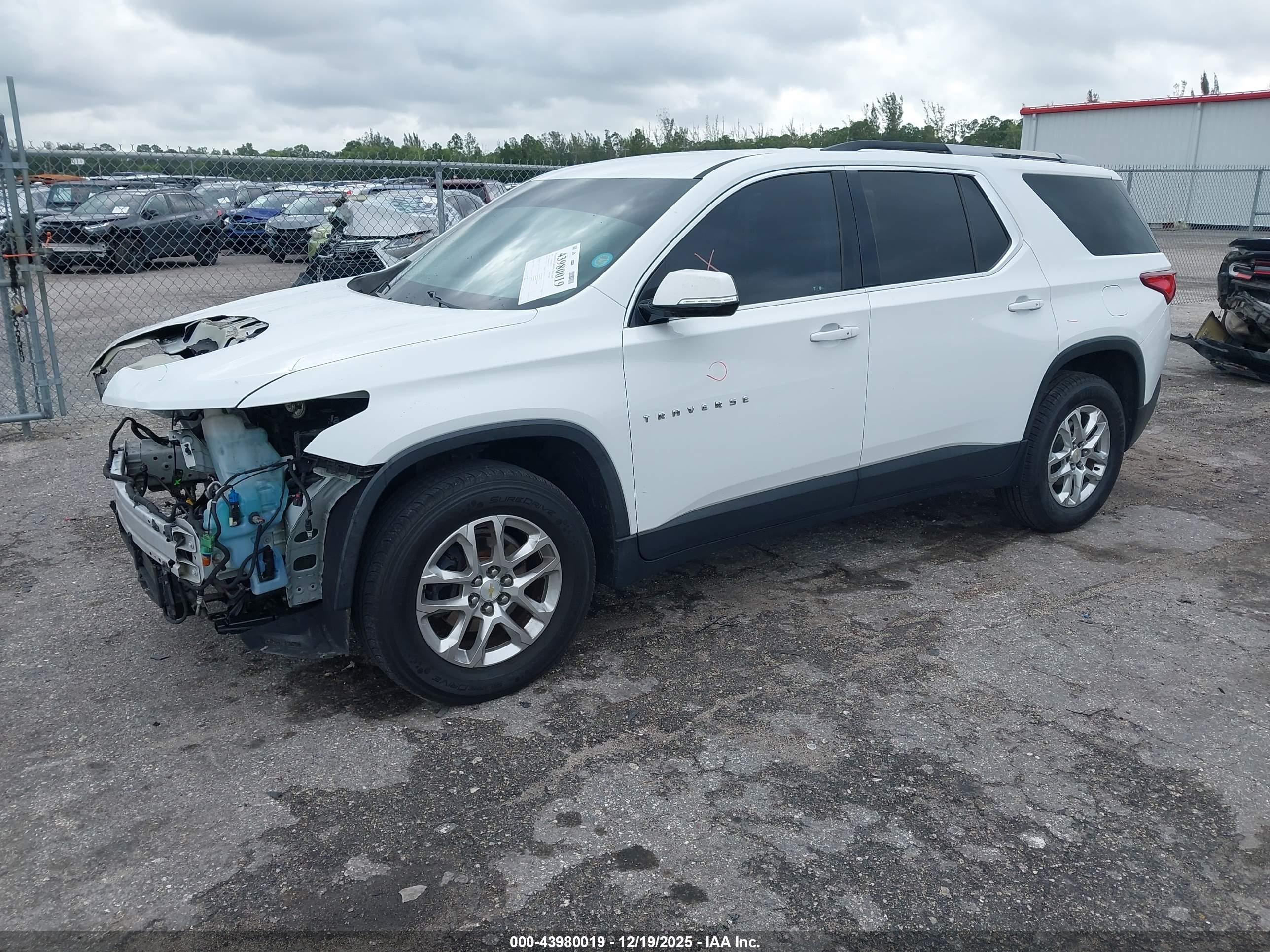 CHEVROLET TRAVERSE image 2