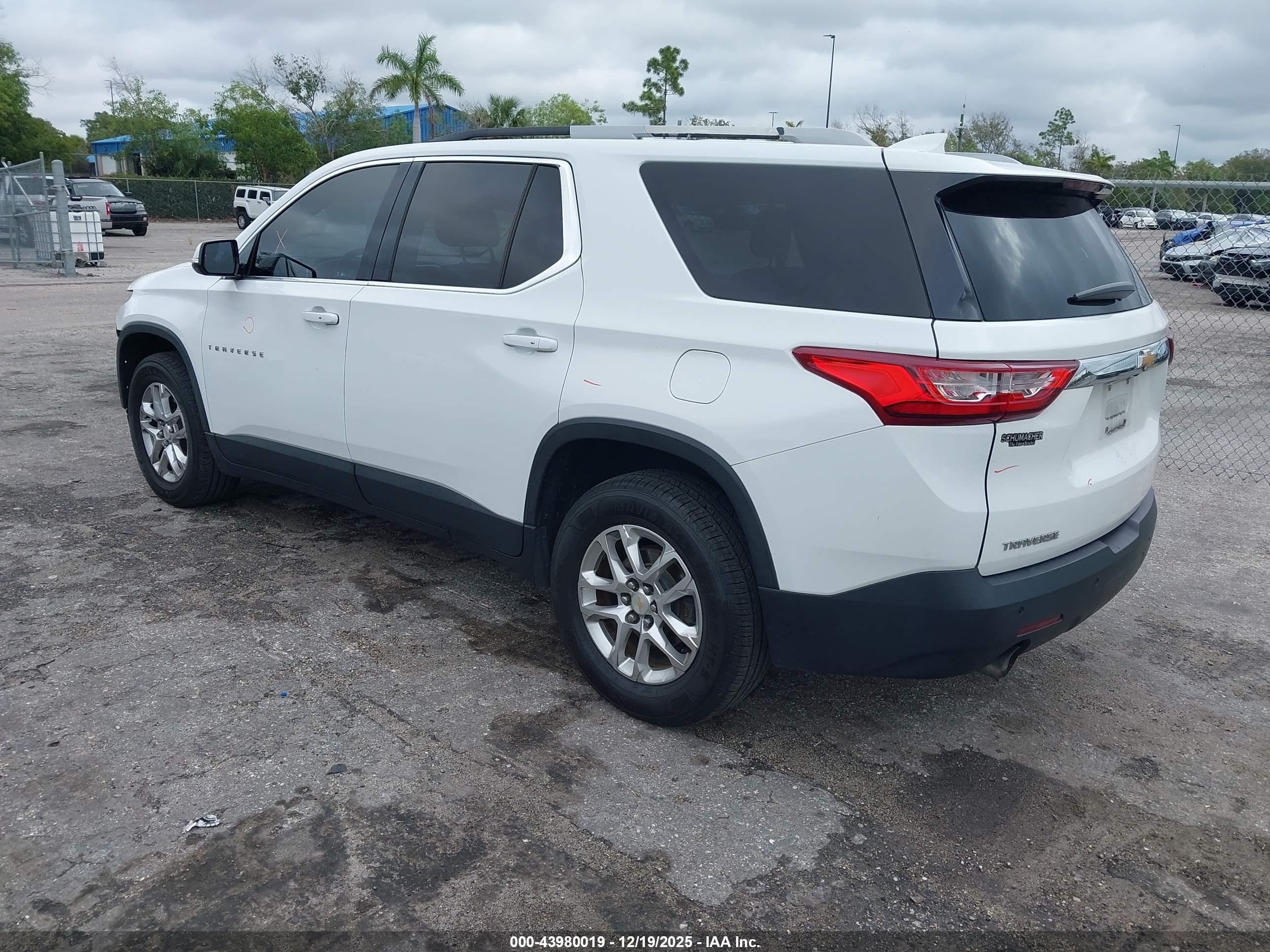 CHEVROLET TRAVERSE image 3
