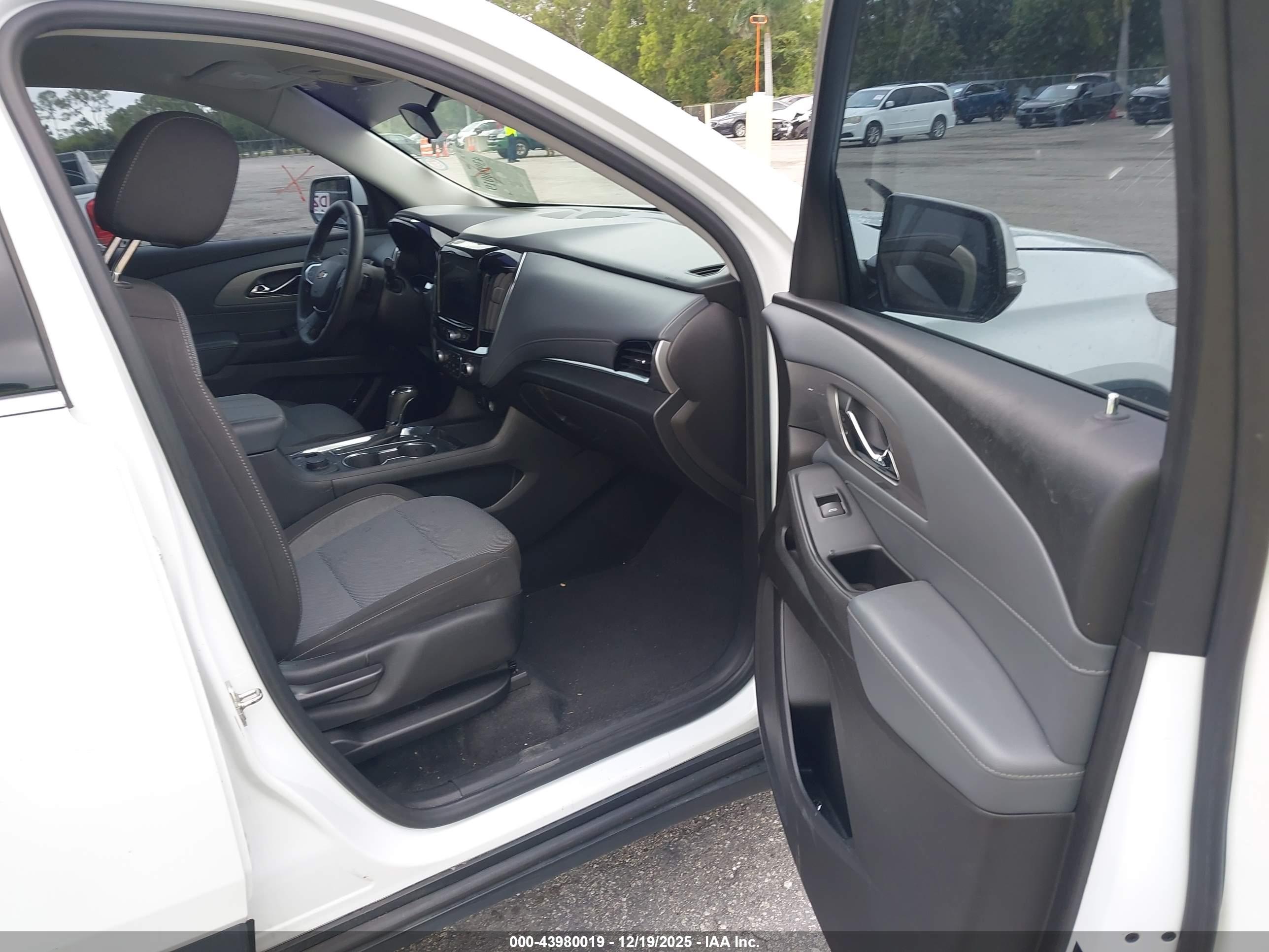 CHEVROLET TRAVERSE image 5