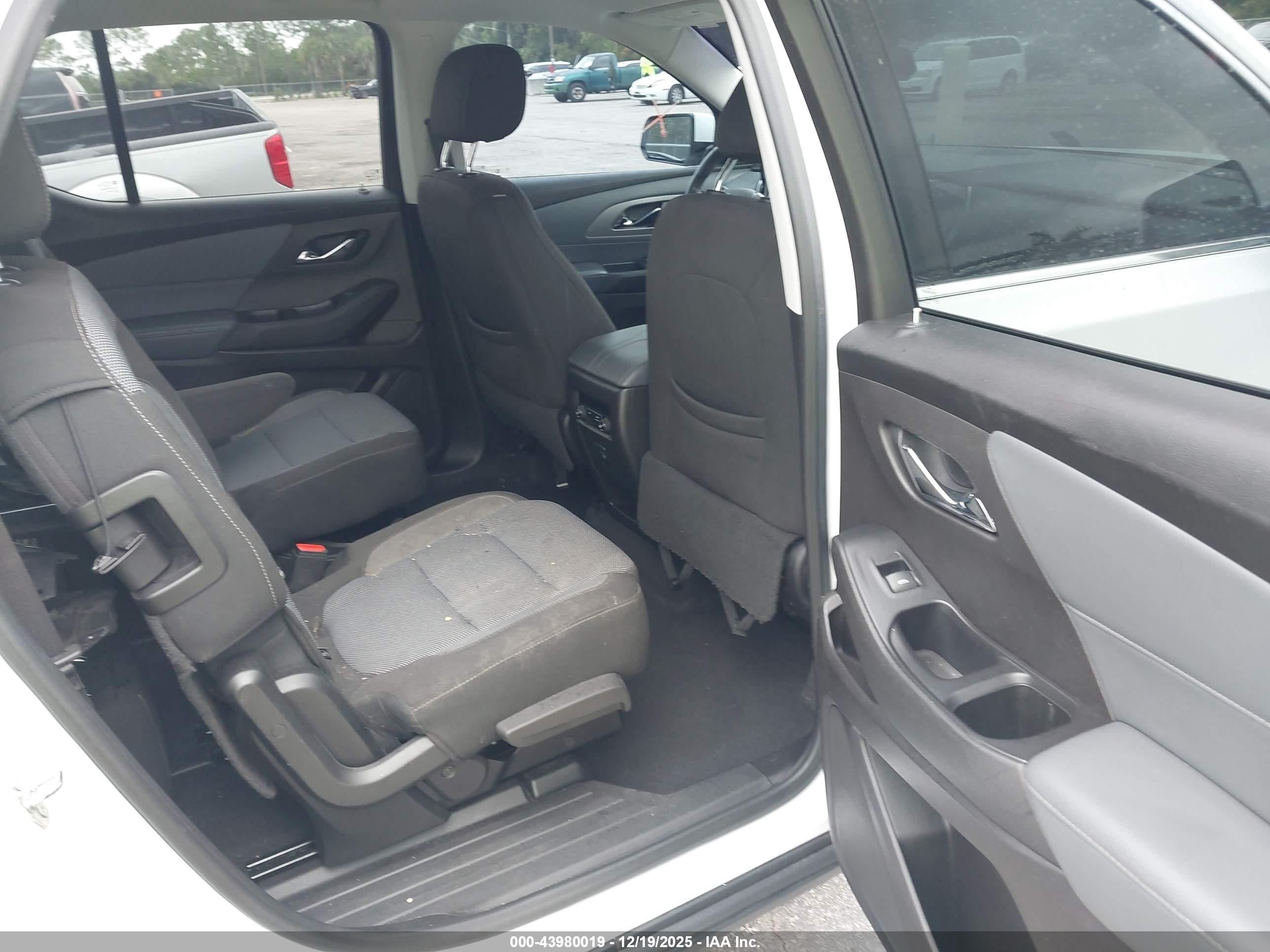CHEVROLET TRAVERSE image 8