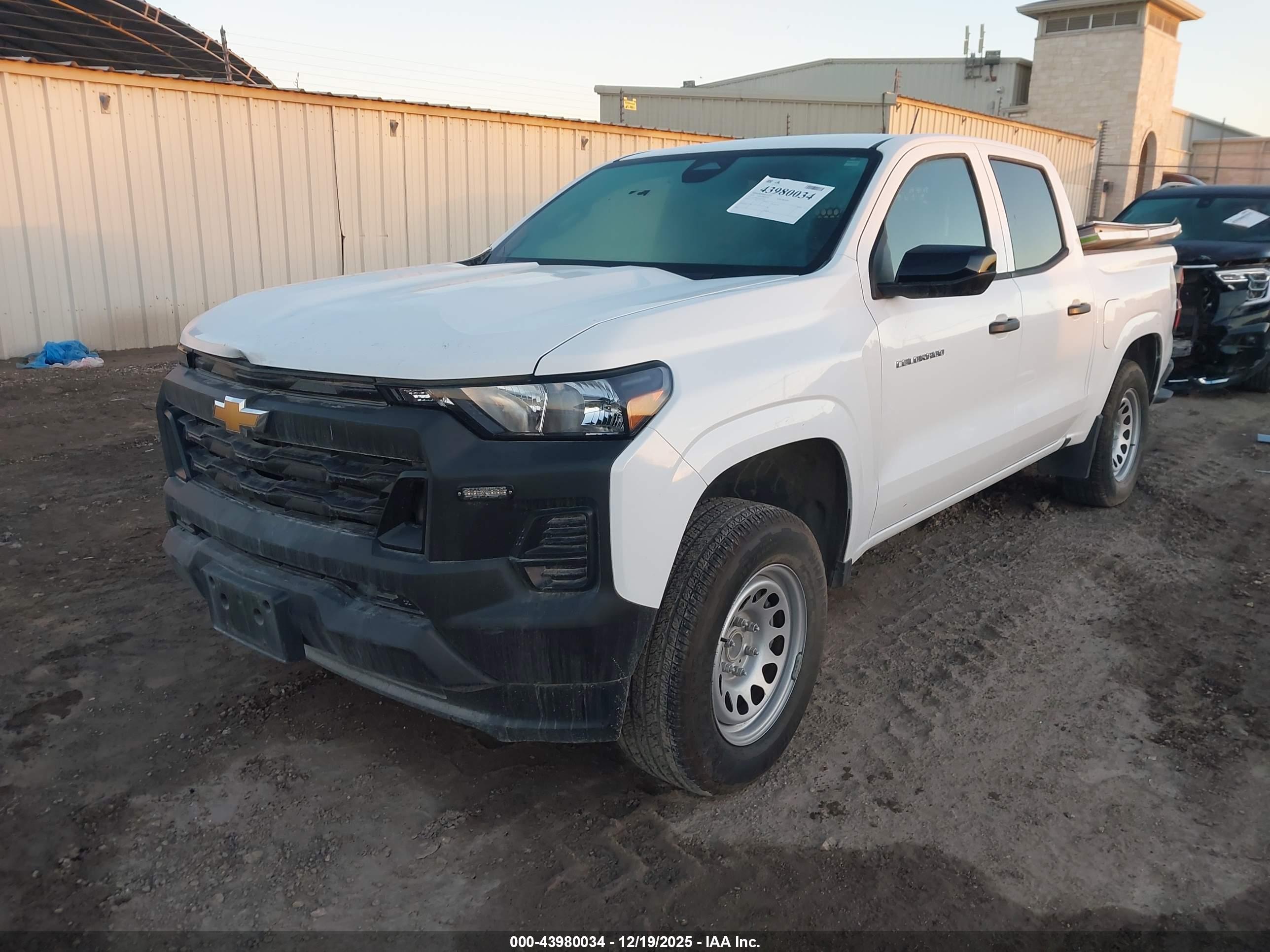 CHEVROLET COLORADO image 2