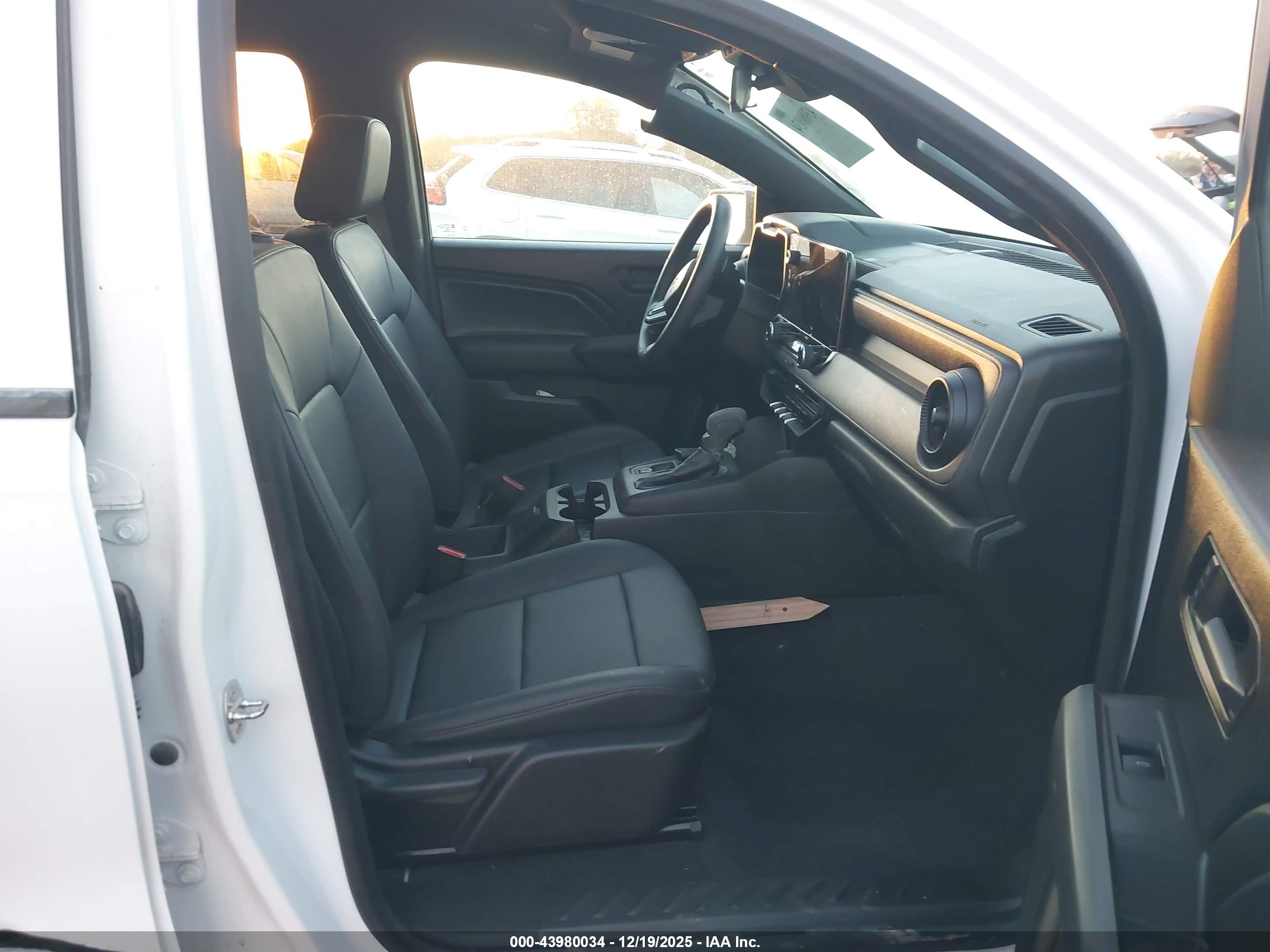 CHEVROLET COLORADO image 5