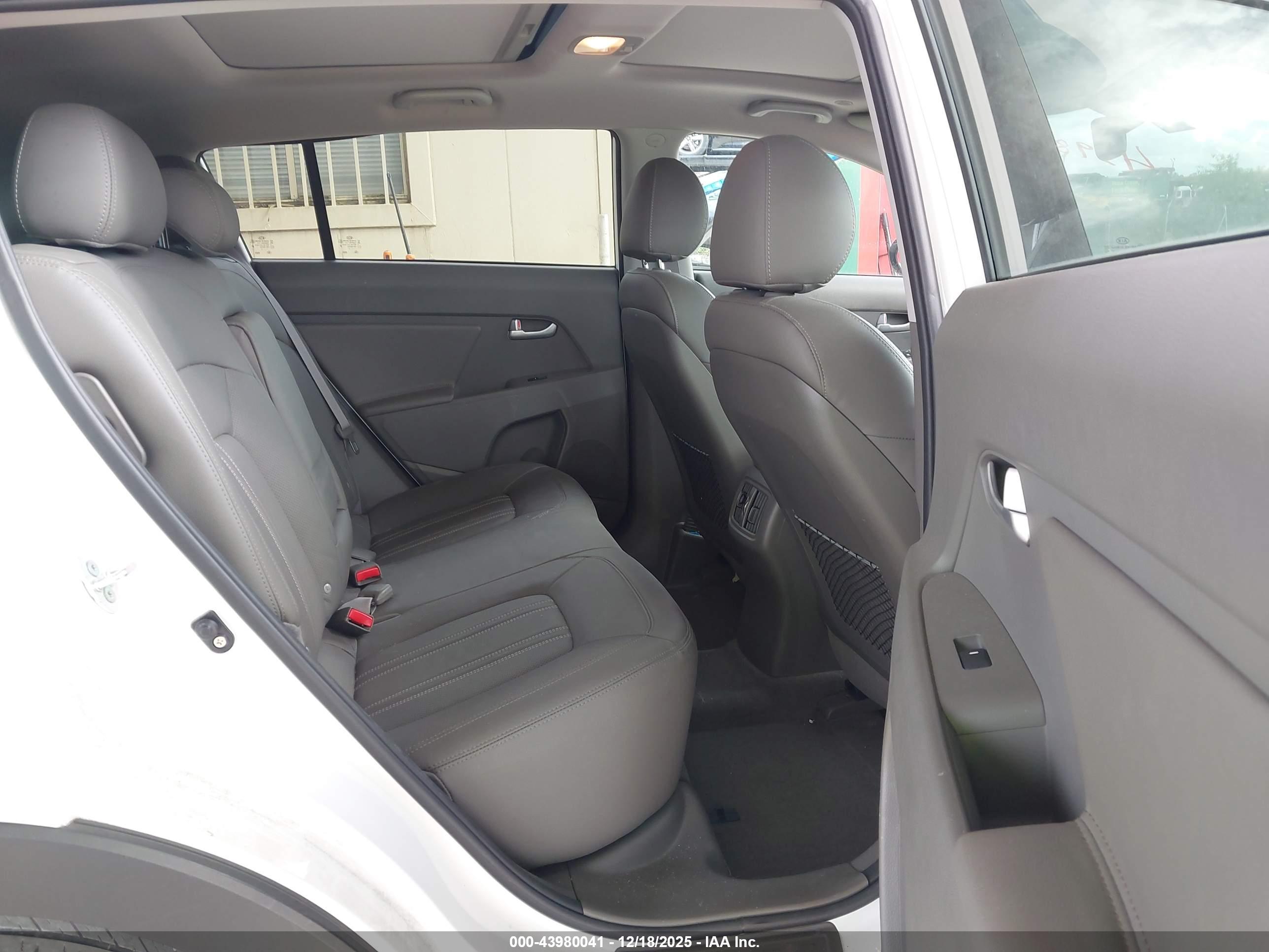 KIA SPORTAGE image 8