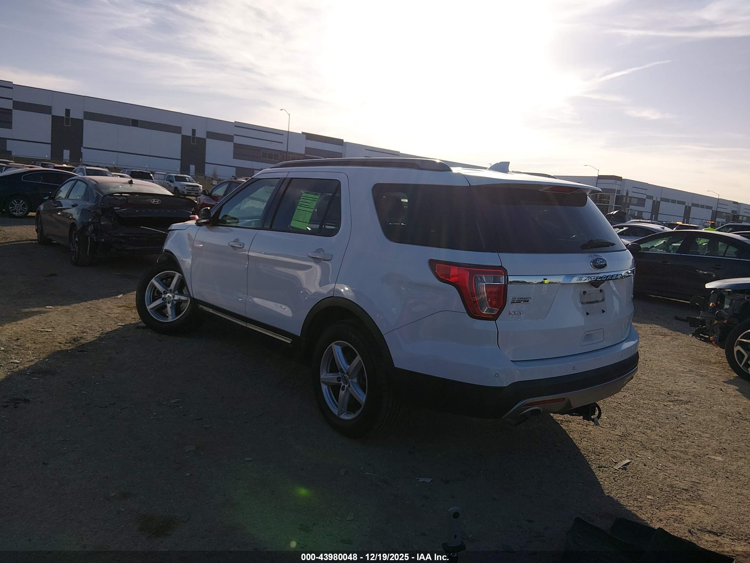 FORD EXPLORER image 3