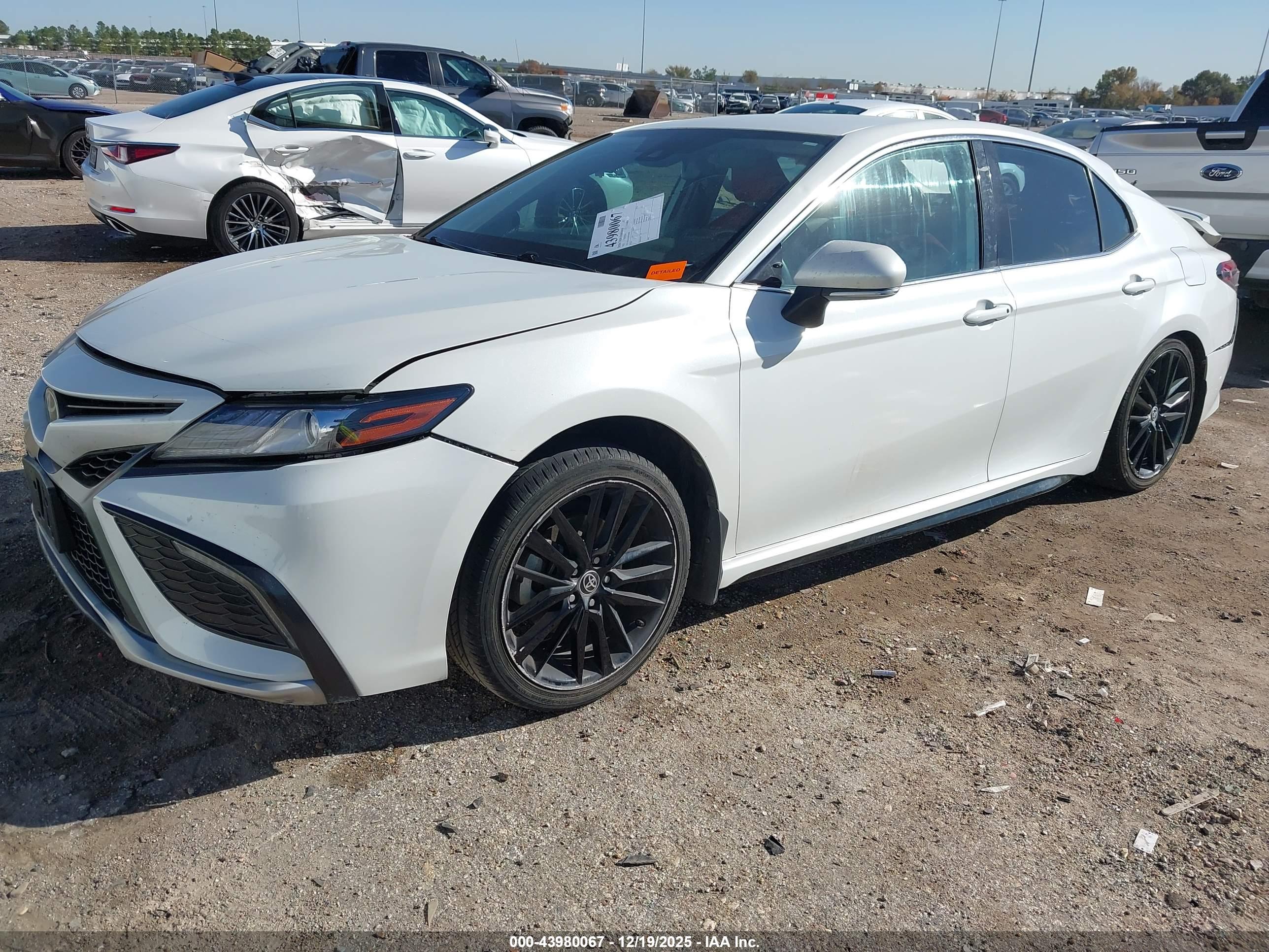 TOYOTA CAMRY image 2