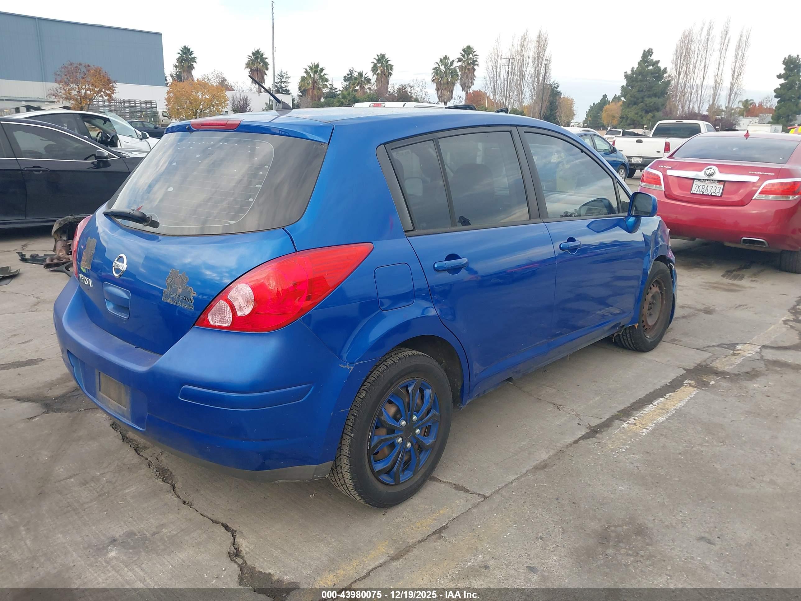 NISSAN VERSA image 4