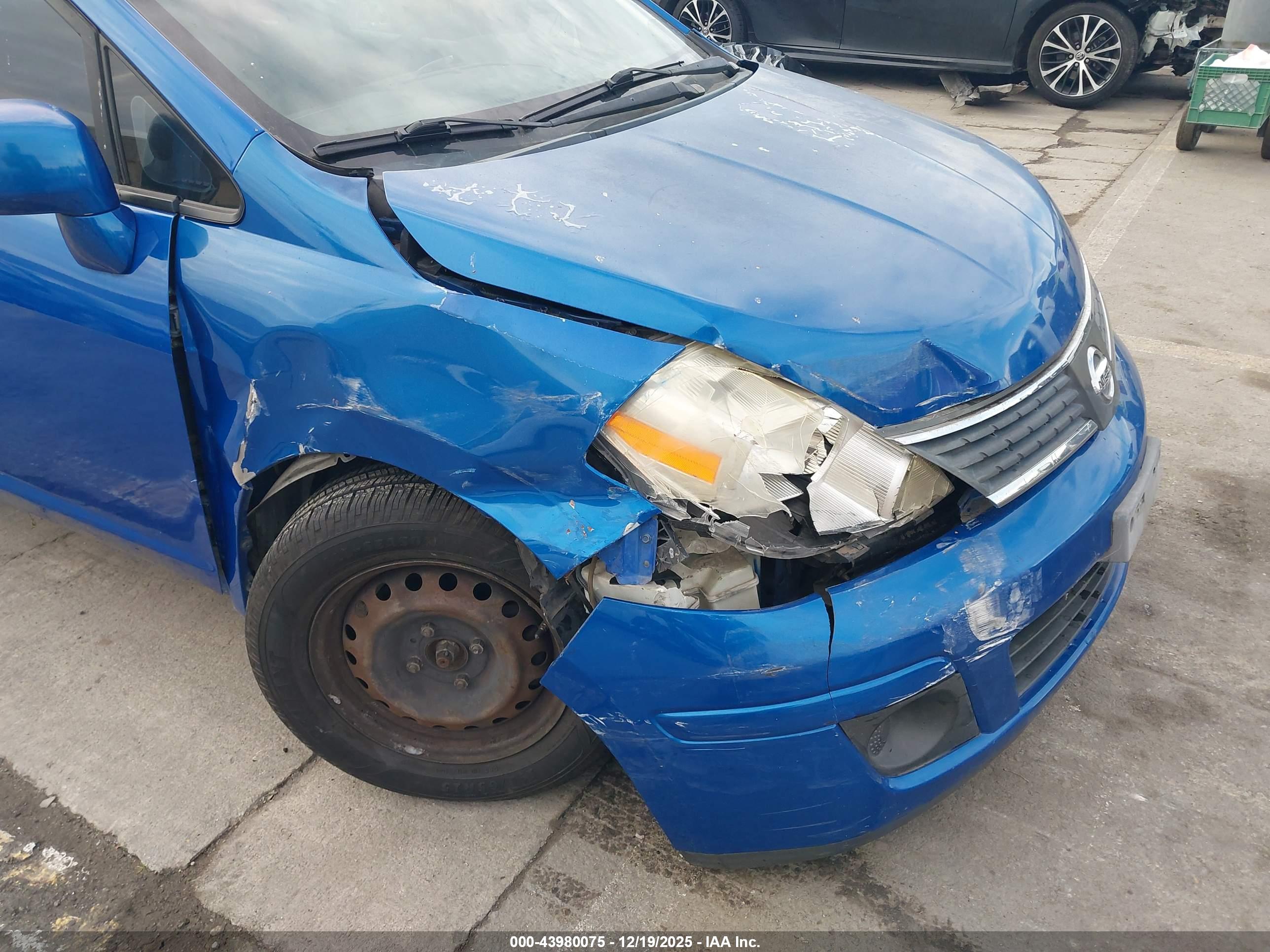 NISSAN VERSA image 6