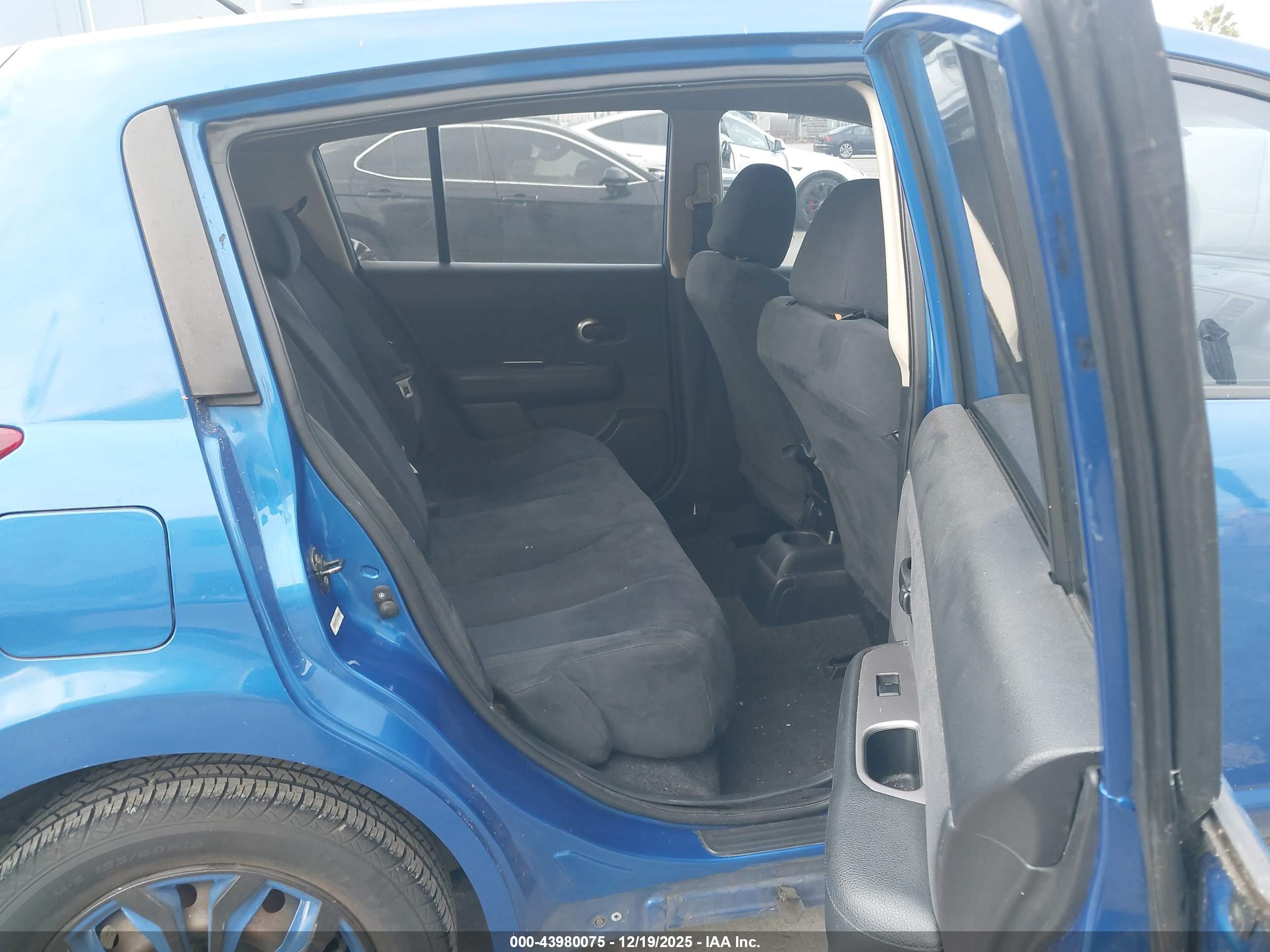 NISSAN VERSA image 8