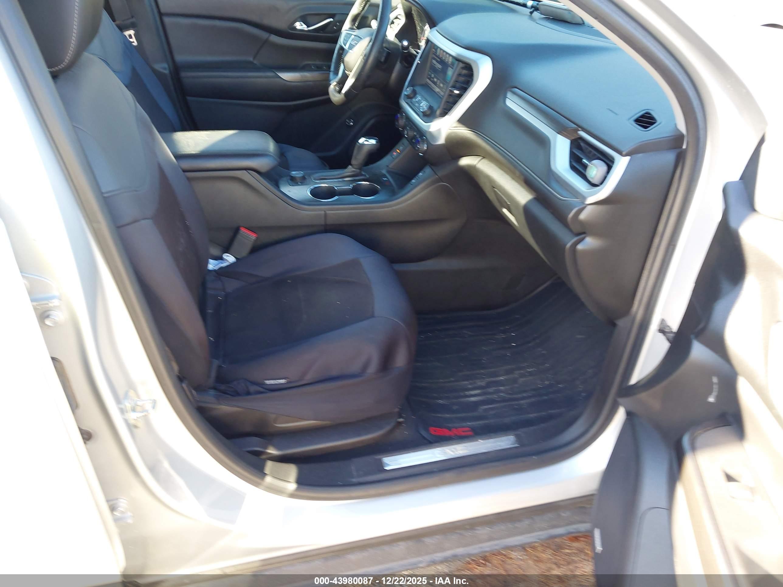 GMC ACADIA image 5
