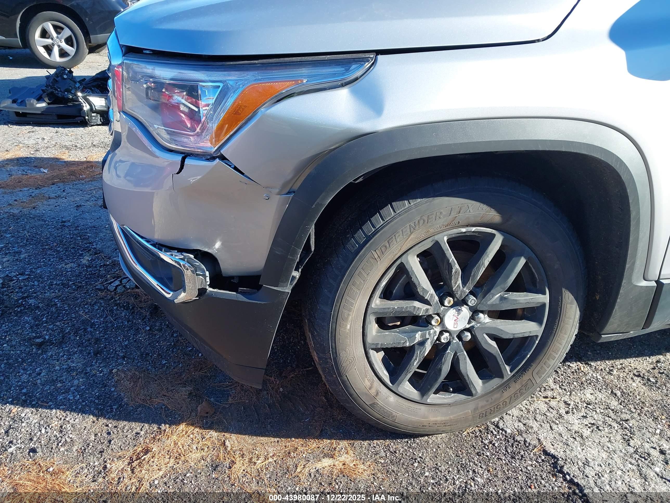 GMC ACADIA image 6