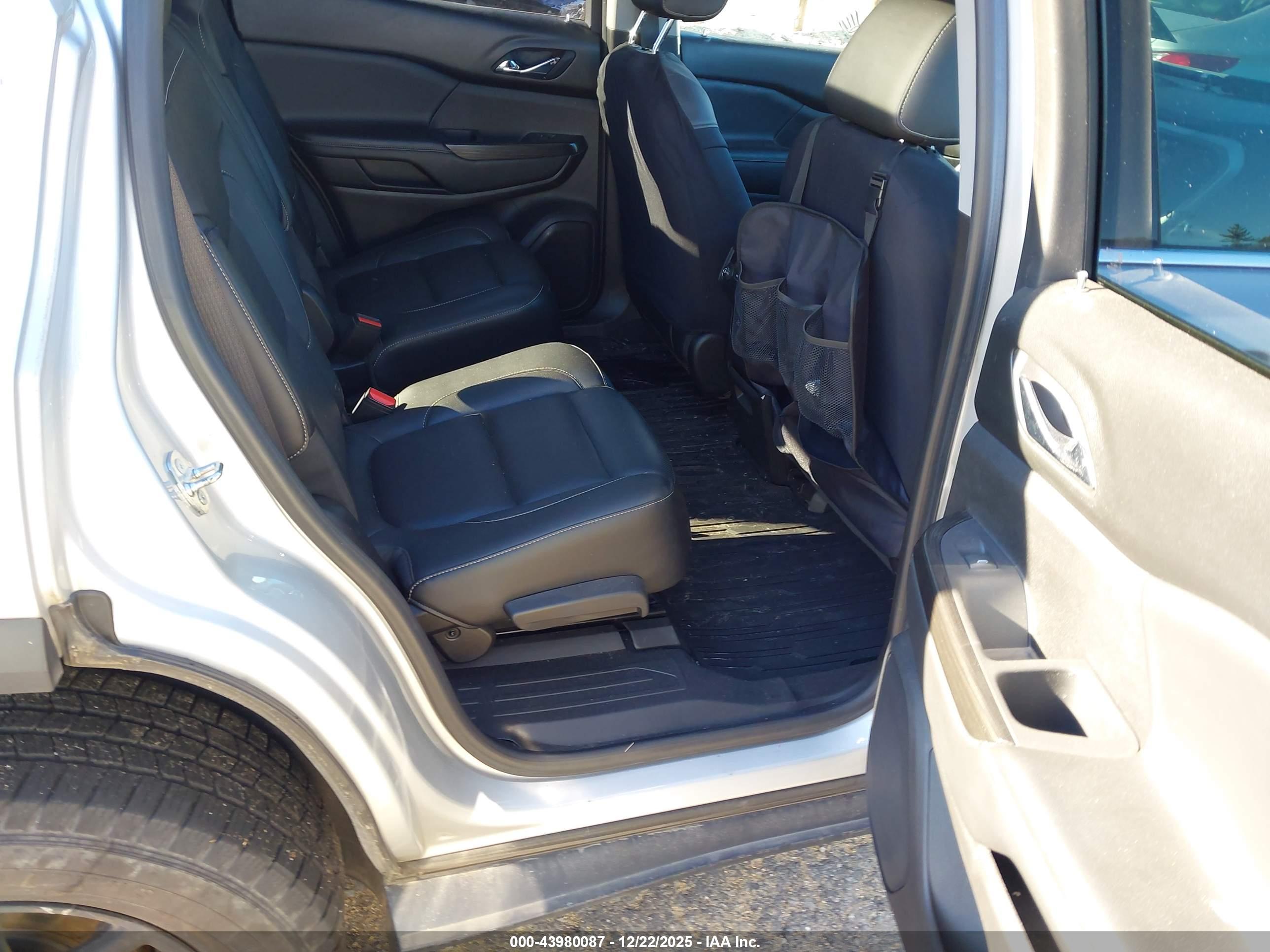 GMC ACADIA image 8
