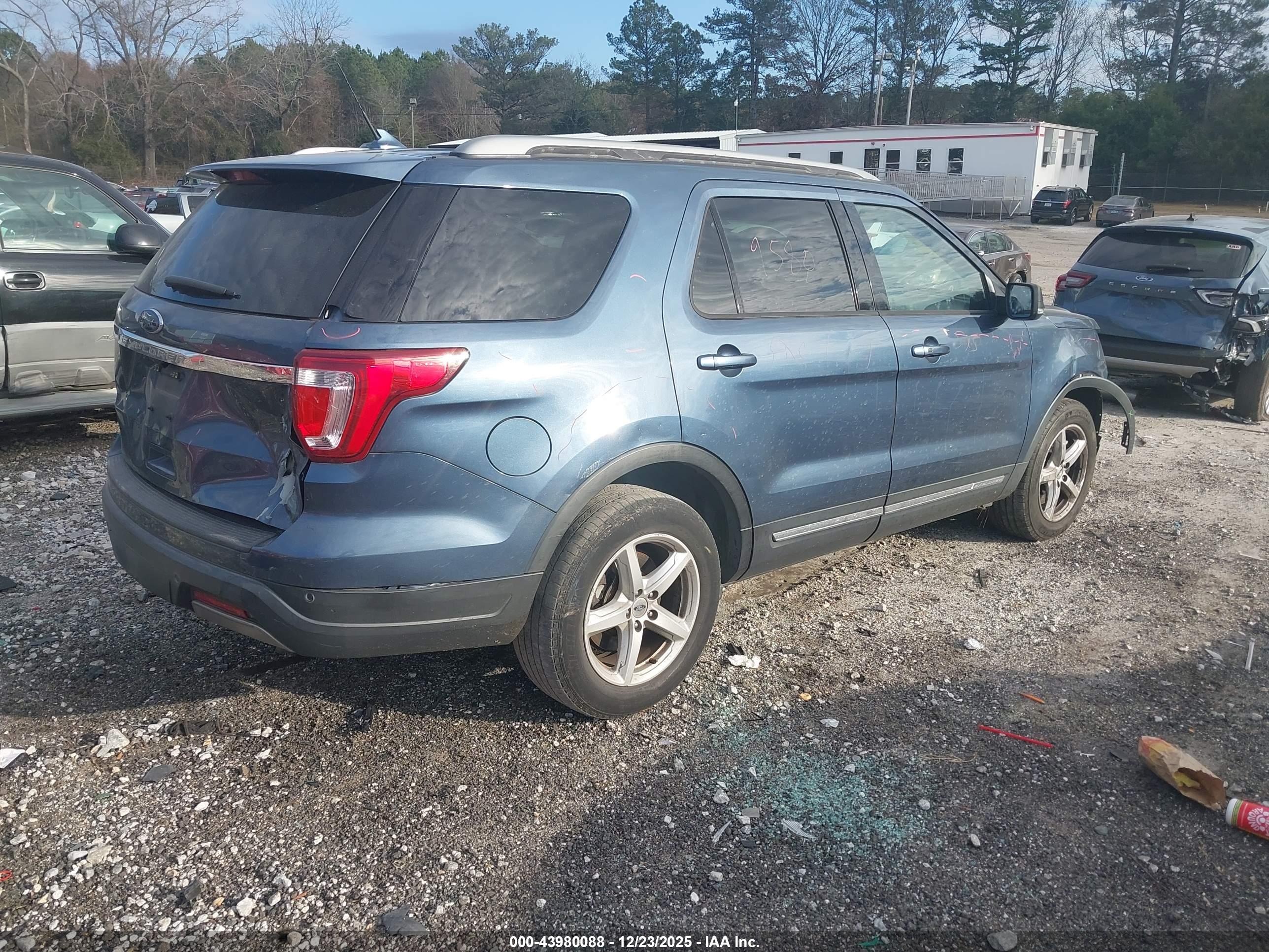 FORD EXPLORER image 4