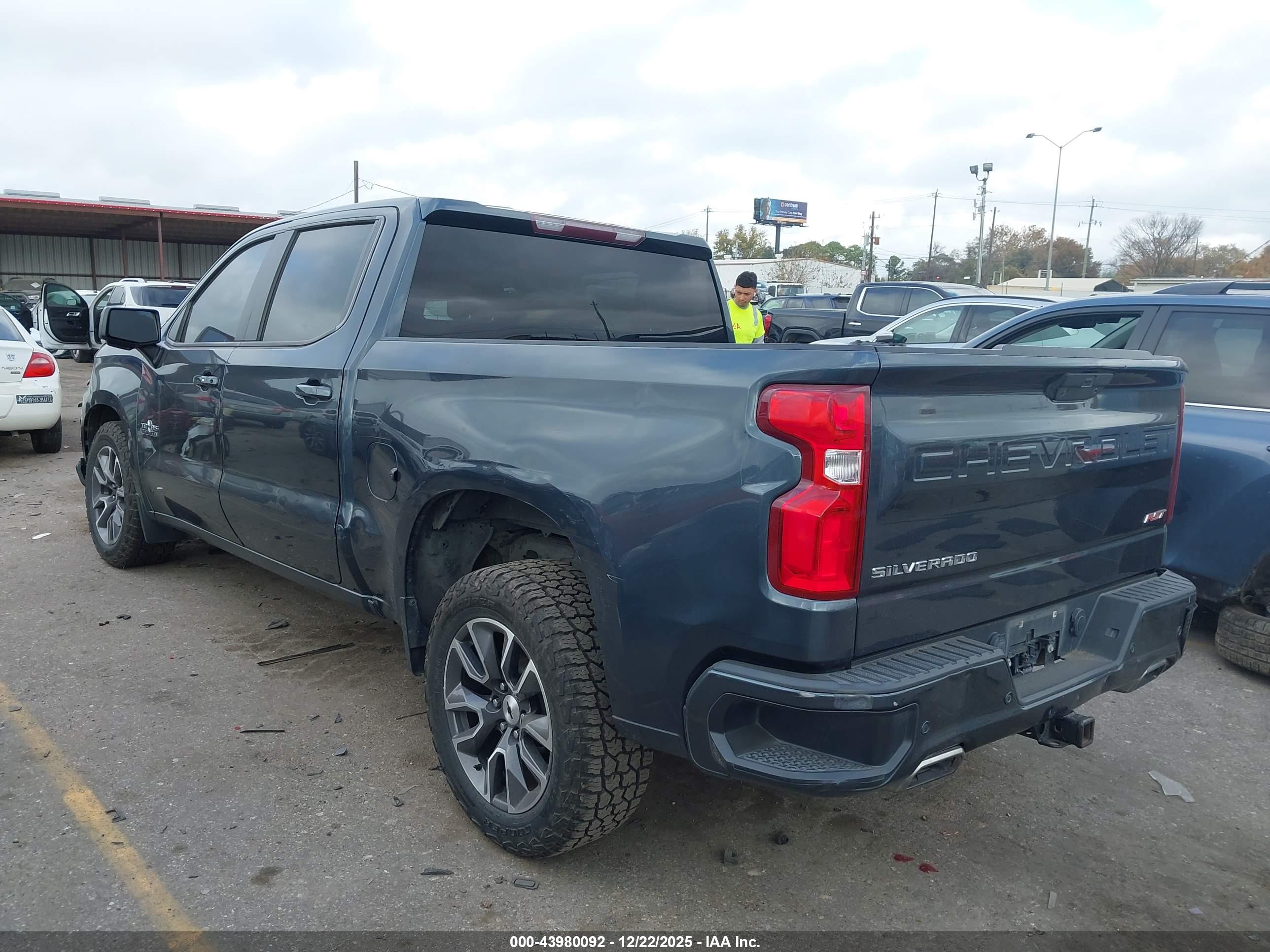CHEVROLET SILVERADO image 3